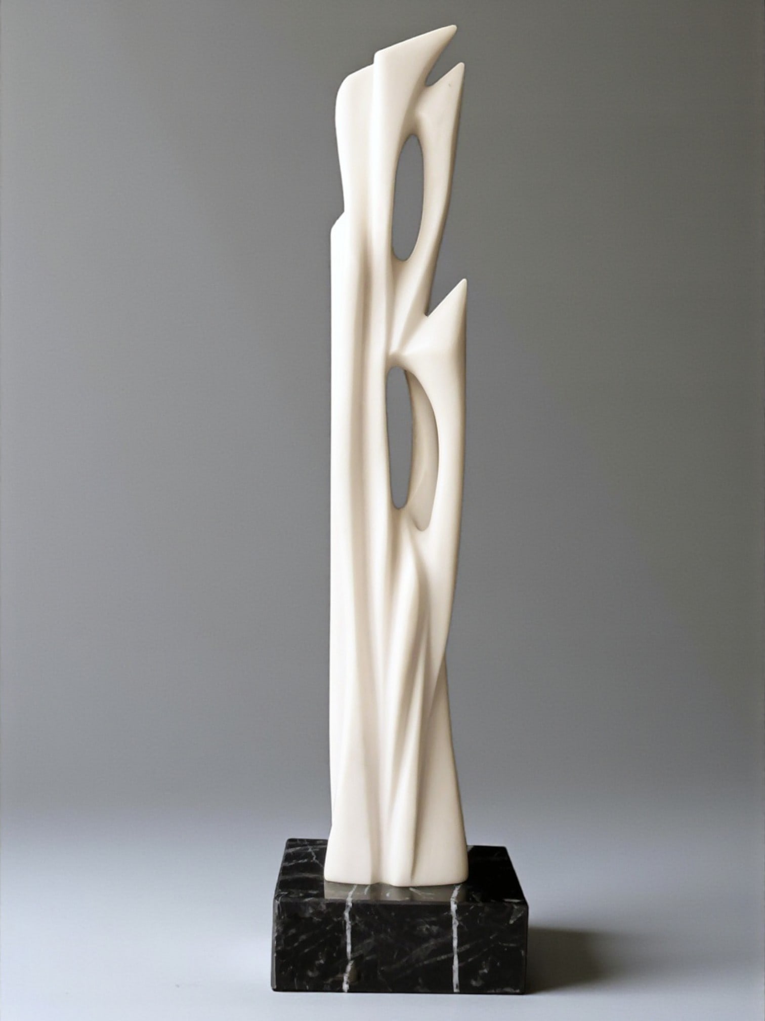 Pablo Atchugarry (Montevideo, 23 de agosto de 1954) - "Stellar Couple" sculpture ed 087/333: Black marble base and solid white resin. Ed. 087/333. 40 cm H, measurements without pedestal 44 cm H. The most prominent Uruguayan sculptor of his time, he made study trips to Spain, France, and Italy