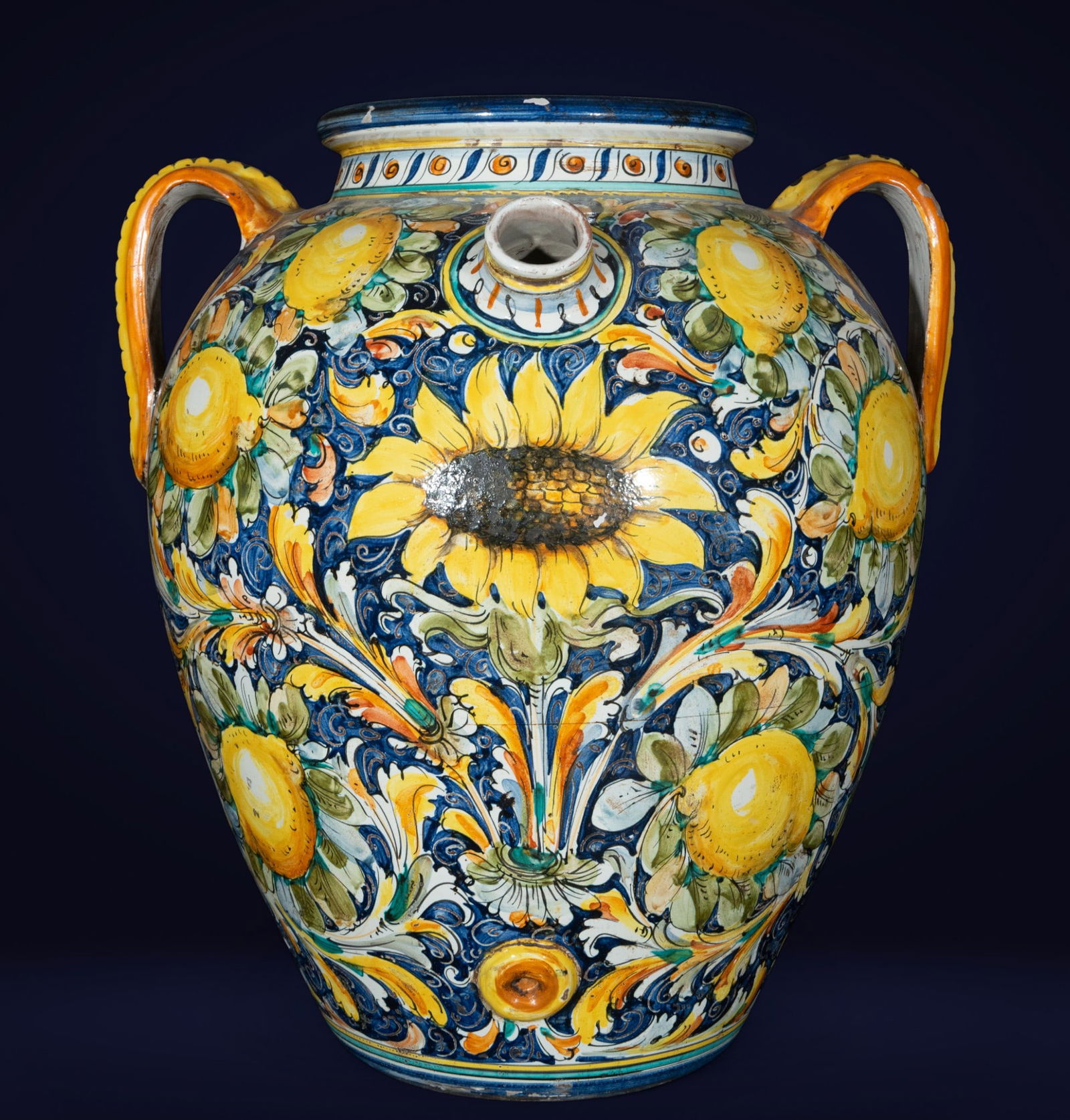 Italian Amphora, Deruta, 19th Century: Polychrome ceramic. Dimensions: 55 x 48 x 40 cm. Magnificent decorative amphora with side handles and glossy vitreous enamel ornamentation. The surface is covered with a lush floral motif centered on