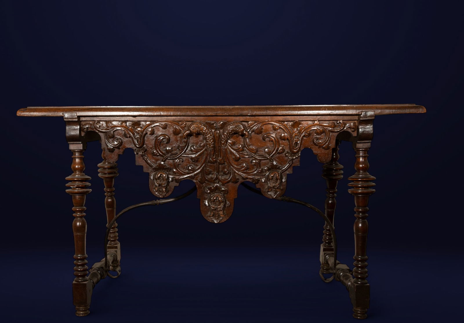 Important Portuguese Baroque console table with a double-headed eagle. Portuguese Colonial School.: Carved wood with vegetal and heraldic decoration. Measurements: 80 cm x 140 cm x 54 cm. The front of the console table features lavish carvings of scrolls, acanthus, and geometric elements intertwined