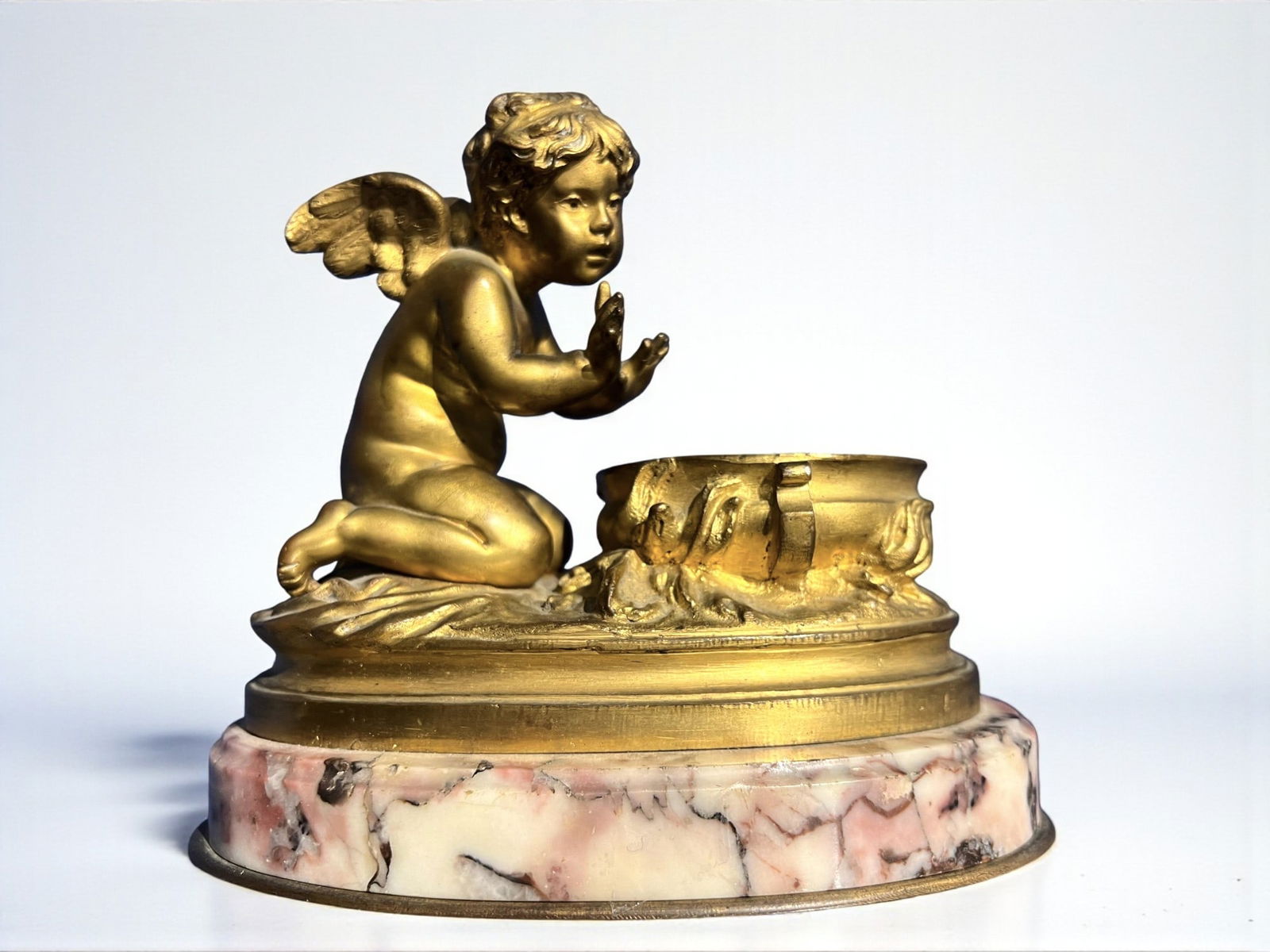 Claude Michel Clodion, signed (Paris 1738-1814) - Exquisite tabletop incense burner as an Allegory: Measurements: 20 x 19 x 12 cm. In mercury gilt bronze and pink marble base. Bibliography: Simone Hoog, (preface by Jean-Pierre Babelon, with the collaboration of Roland Brossard), Musée national de V