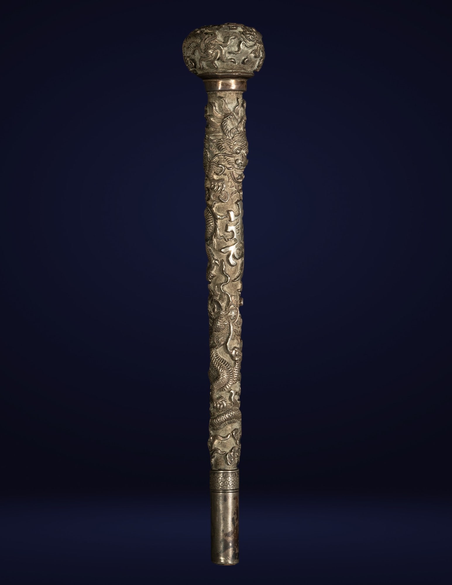 Exceptional Chinese walking stick handle in embossed silver from the late 19th century (1 of 5)