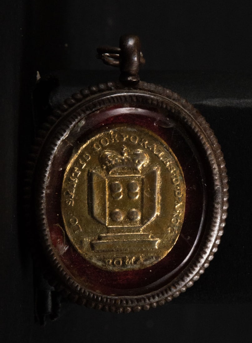 Oval medallion reliquary with medal and Saint's cloth, 18th century (1 of 2)