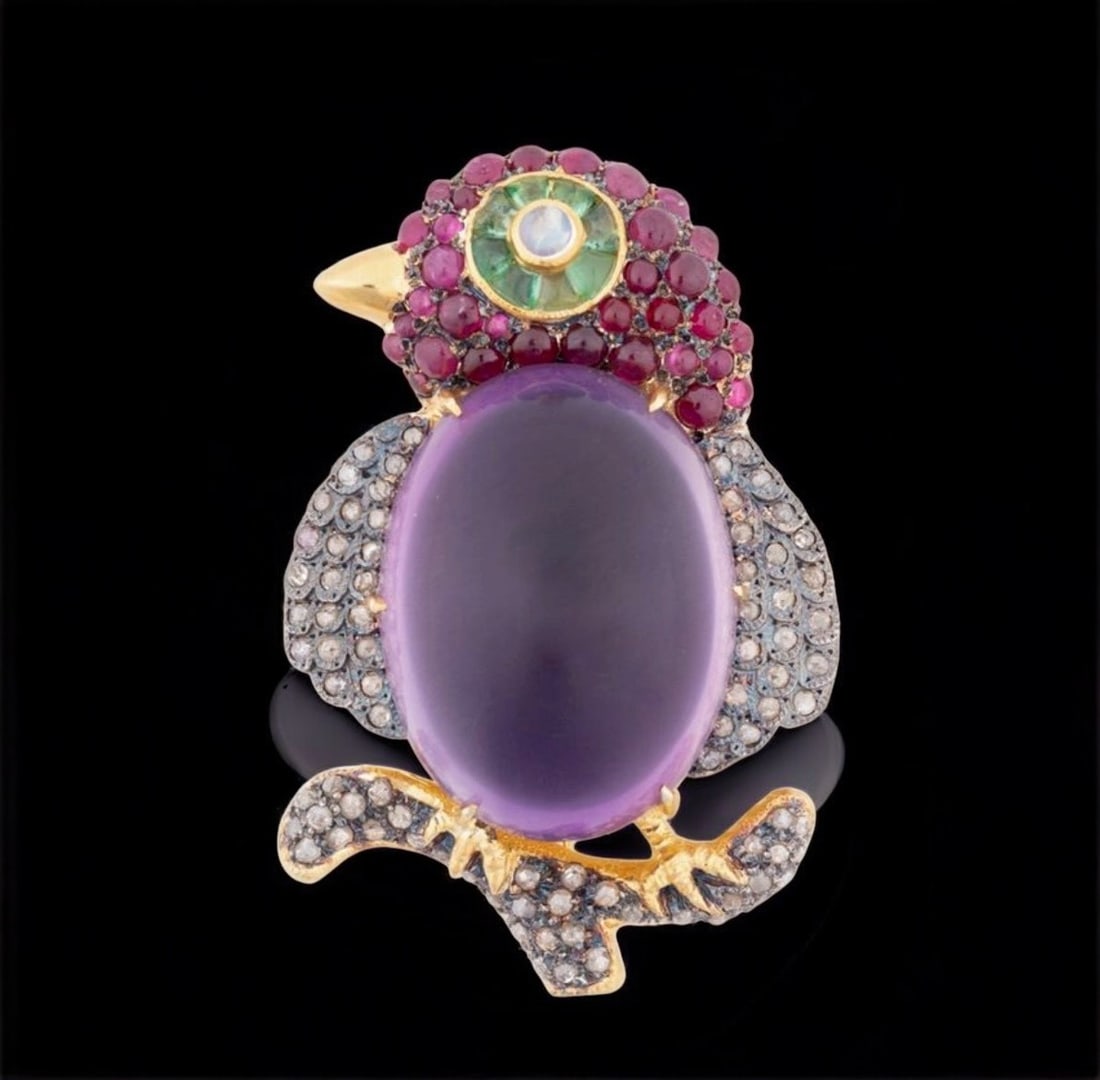 Brooch with amethyst, moonstone, rubies, emeralds and diamonds: A 925 sterling silver brooch with gilt plating, featuring a 14-karat gold pin and bail. Its sinuous design and central volume are highlighted by an amethyst of approximately 25 carats. The composition