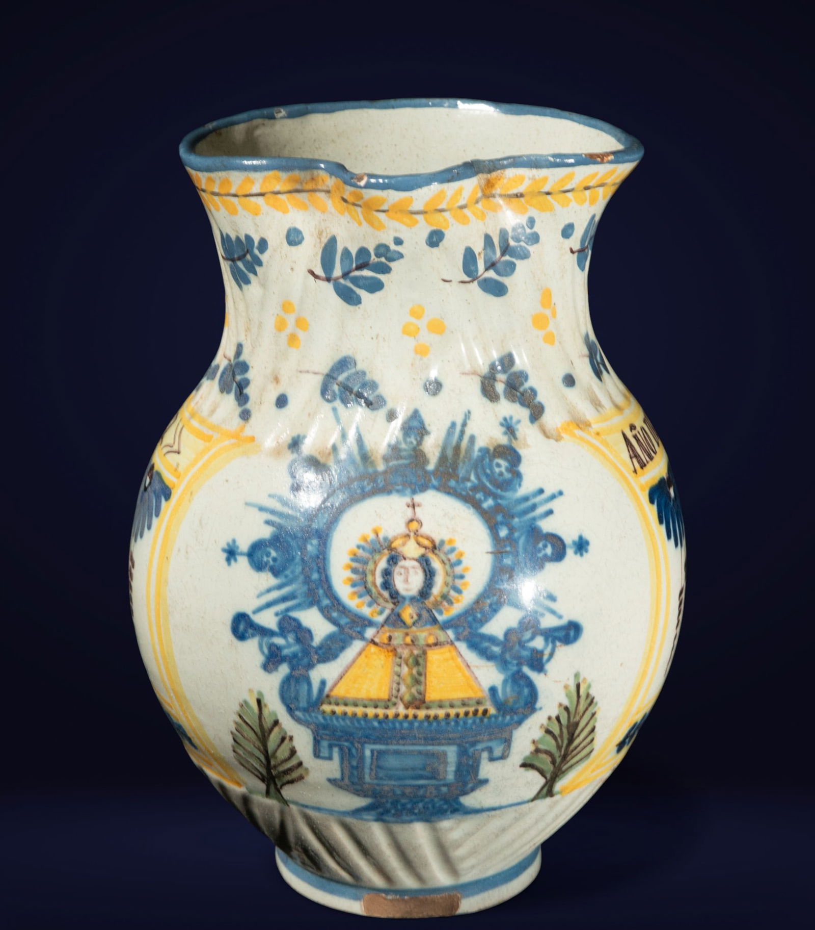Talavera ceramic jug, 18th century: Measurements: 22 cm x 17 cm x 17 cm