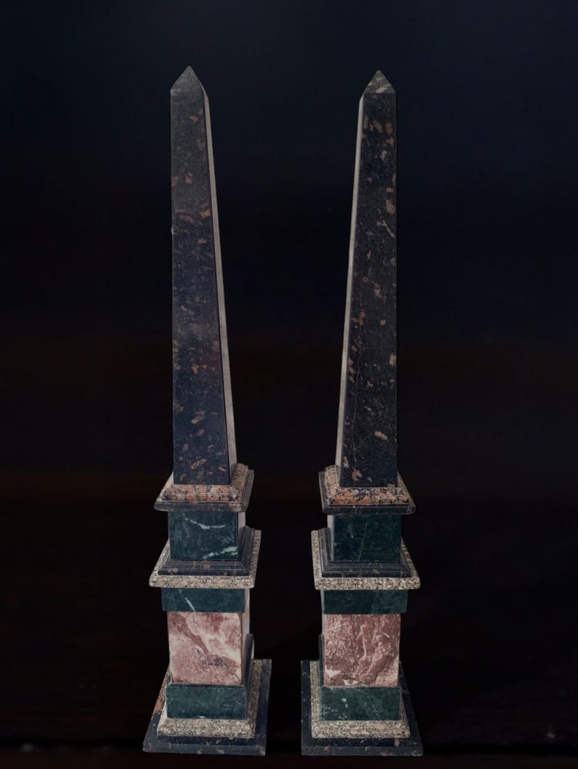Important pair of obelisks in marble and granite, Italy, 20th century: Finely crafted stones. Dimensions: 99 x 19 cm. A magnificent pair of decorative obelisks in marble and granite, from a private collection in Venice. Made with an exquisite combination of materials—A