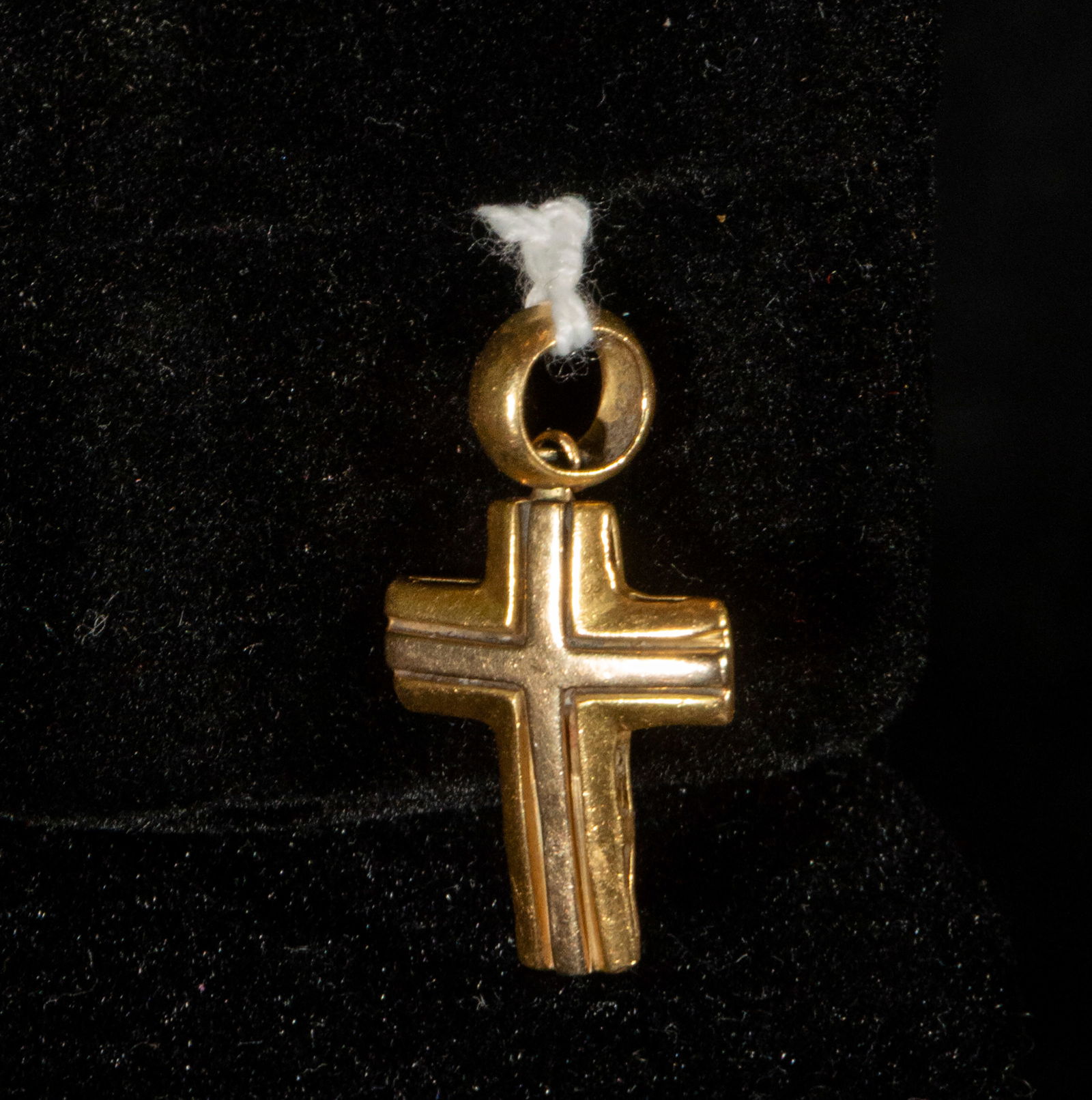 Latin cross pendant in 18k yellow gold (1 of 2)