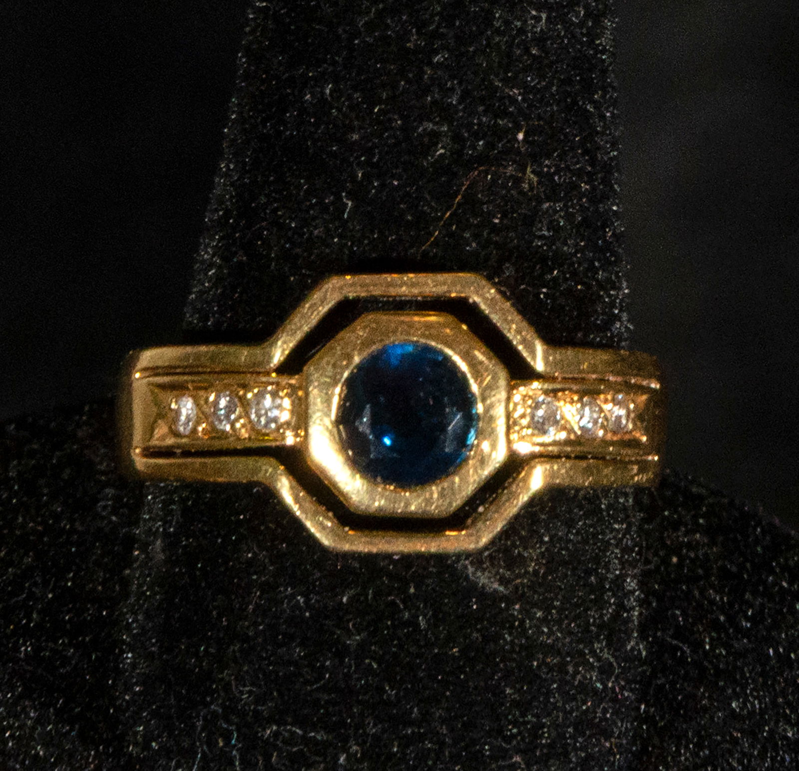 18k yellow gold ring with sapphire and brilliant-cut diamonds (1 of 3)