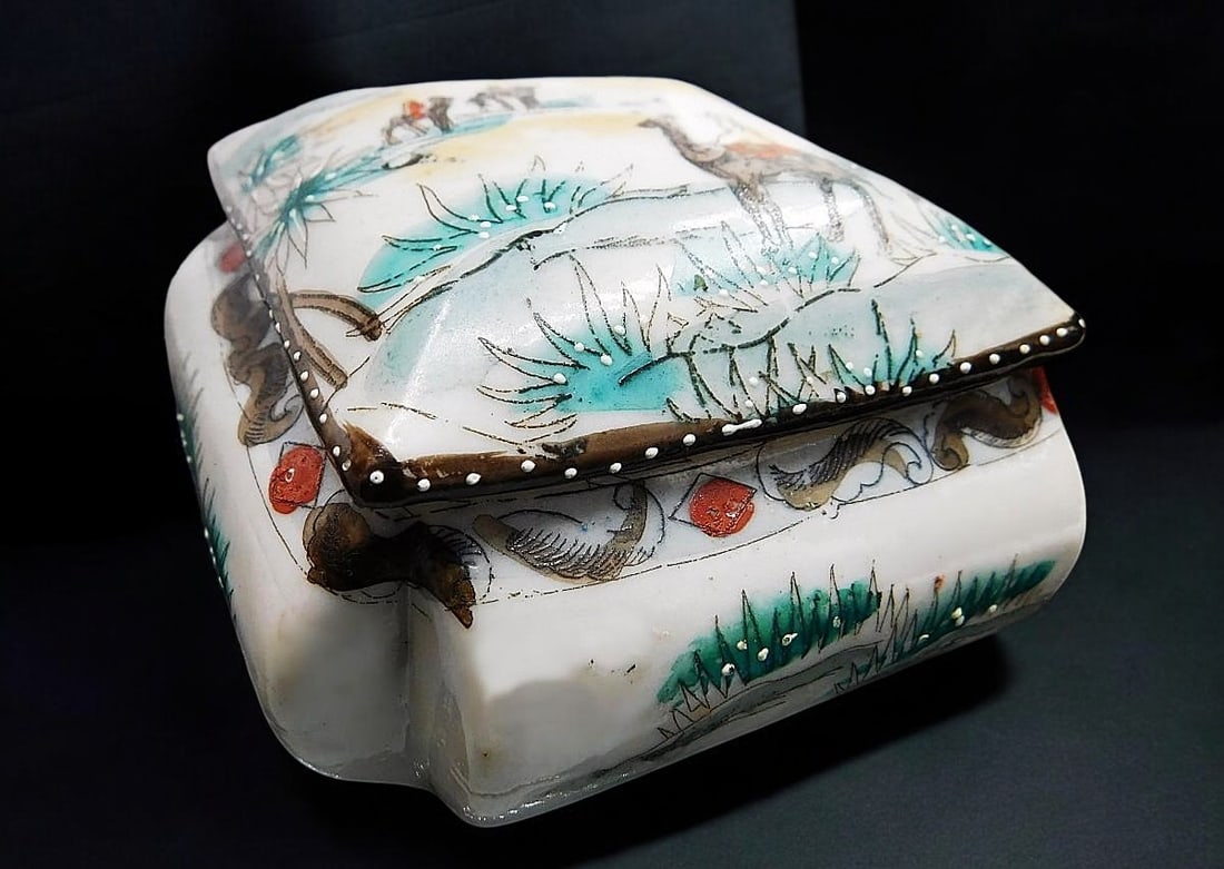C1930. JAPAN · ORIENTALIST DECÓ PORCELAIN JEWELRY BOX · STAMPS · (1 of 4)