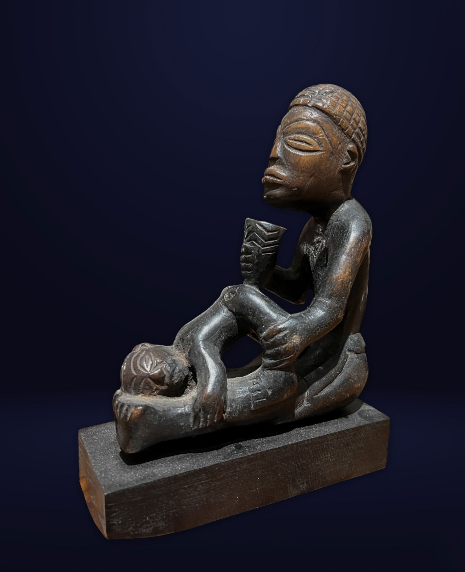 Very Rare African Luwena Figure from Angola with Tribal Doctor Performing Enema on a Patient from: Measurements: 16 x 13 x 6 cm, measurements with base: 18 x 13 x 4 cm. Lot without reserve price. Previously in a Belgian private collection. Tribal Art - African - Oceania - Asia - China - Ming - Qing