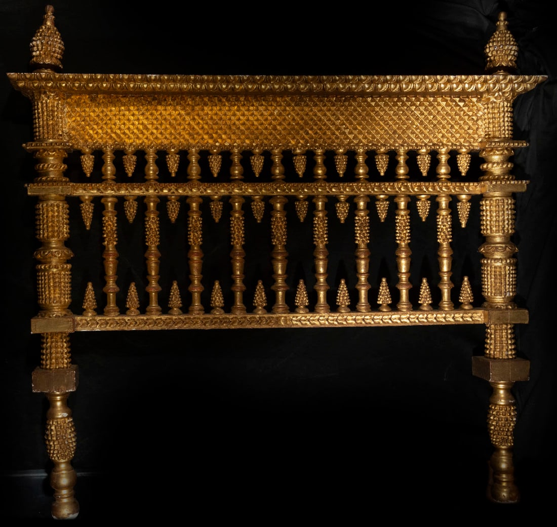 Gilded wood headboard, baroque work from Southern Portugal or colonial work from the 18th century: In wood gilded with fine gold leaf, measurements: 153 x 164 x 17 cm