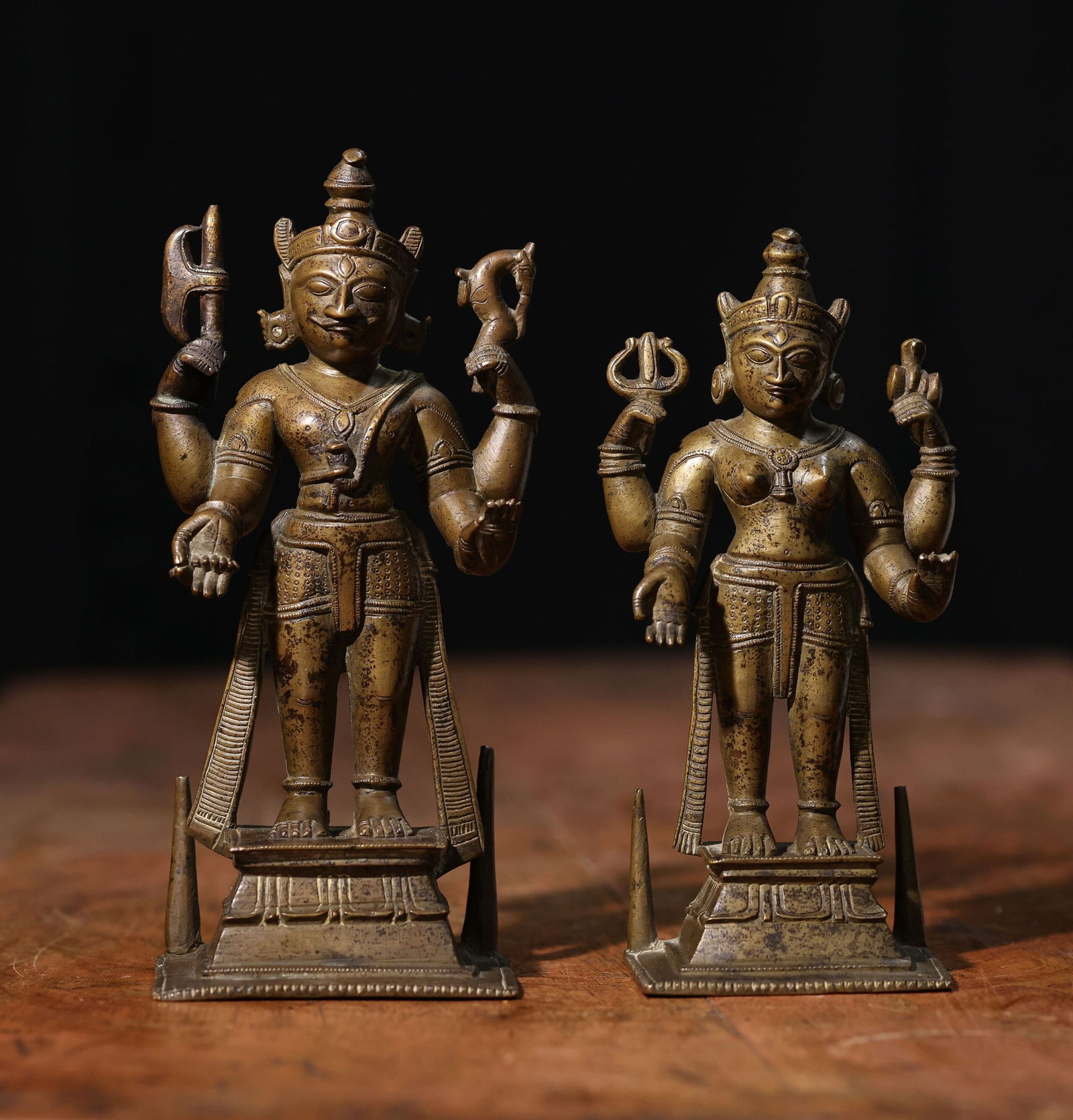 Indian Art - Exceptional devotional bronzes of Vishnu and Lakshmi - 14th - 17th centuries AD (1 of 8)