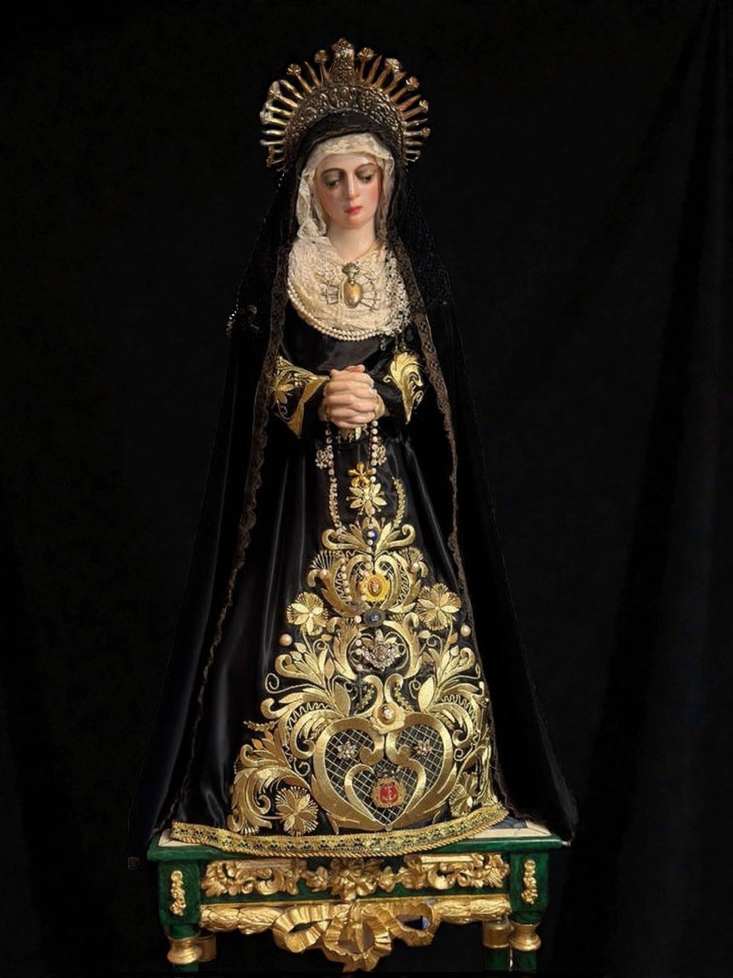 Castilian Mater Dolorosa with Silver Crown. Spanish School, 16th–18th Century: Magnificent sculpture of the Virgin of Sorrows, attributed to the Castilian School of the 16th century, carved in polychrome wood. This large-scale figure is exceptionally crafted, depicting a serene,