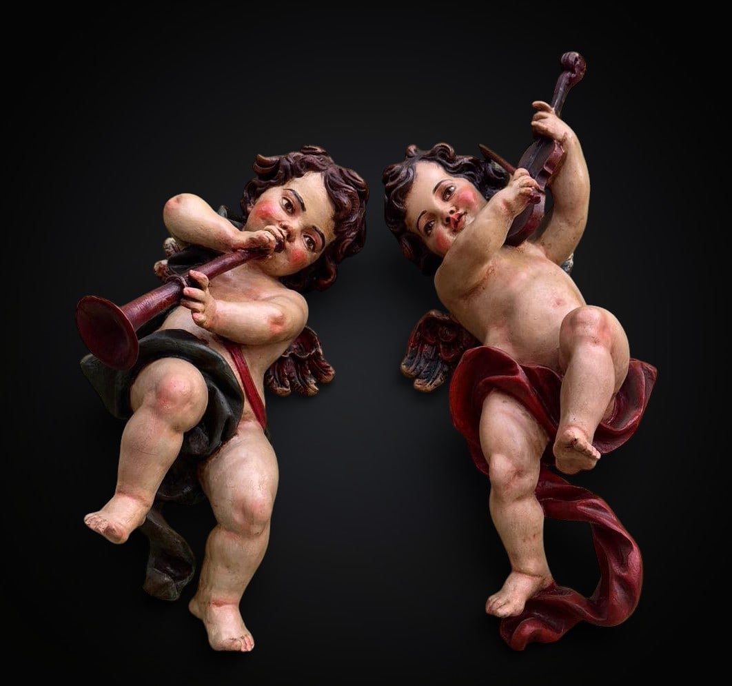 Pair of Musician Cherubs. Colonial School. 18th Century: Carved and polychromed wood. Estimated dimensions 40 x 25 cm (each figure). Pair of devotional sculptures in carved and polychromed wood, depicting musician cherubs in a dancing posture, originating f