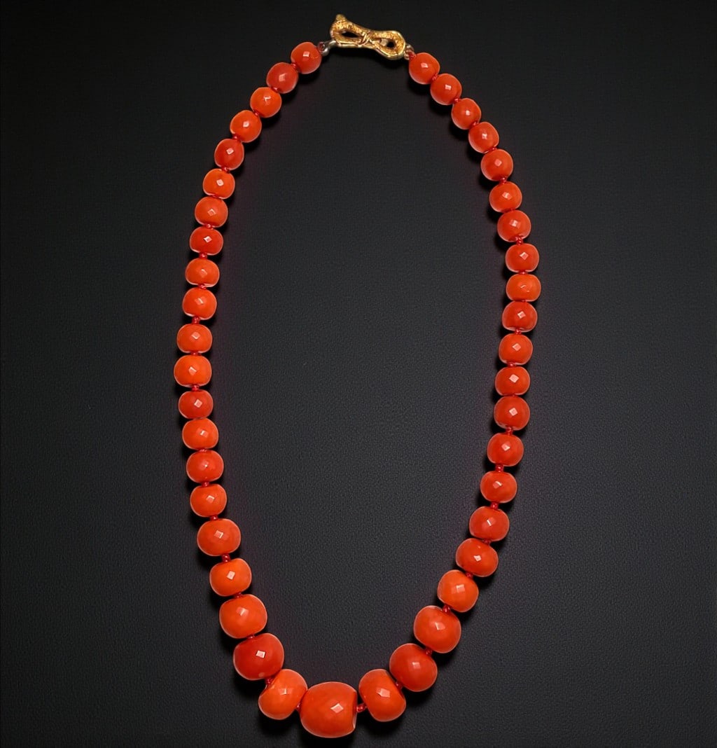 Faceted coral necklace from Sciacca with gold bow, Italy, early 19th century (1 of 4)