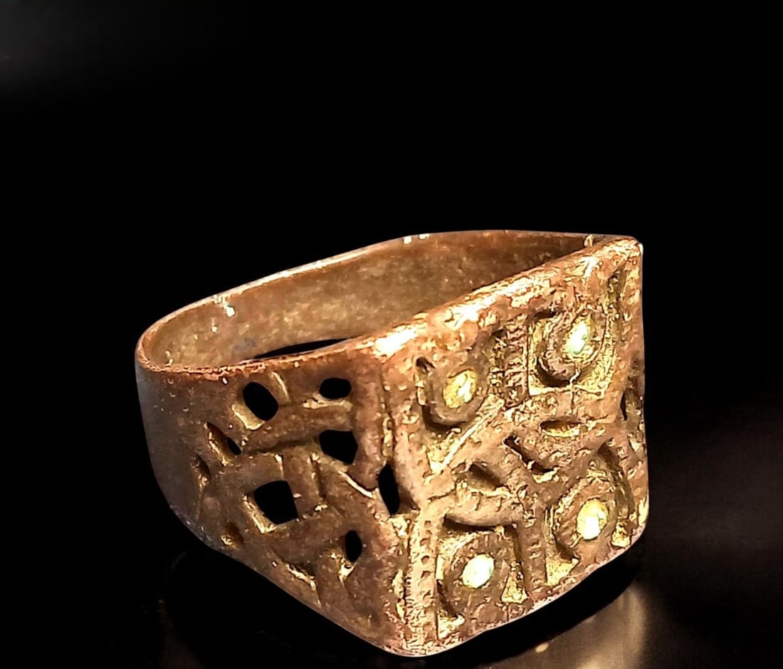 Silver Viking signet ring with intertwined motif and two lion heads, 16th century (1 of 3)