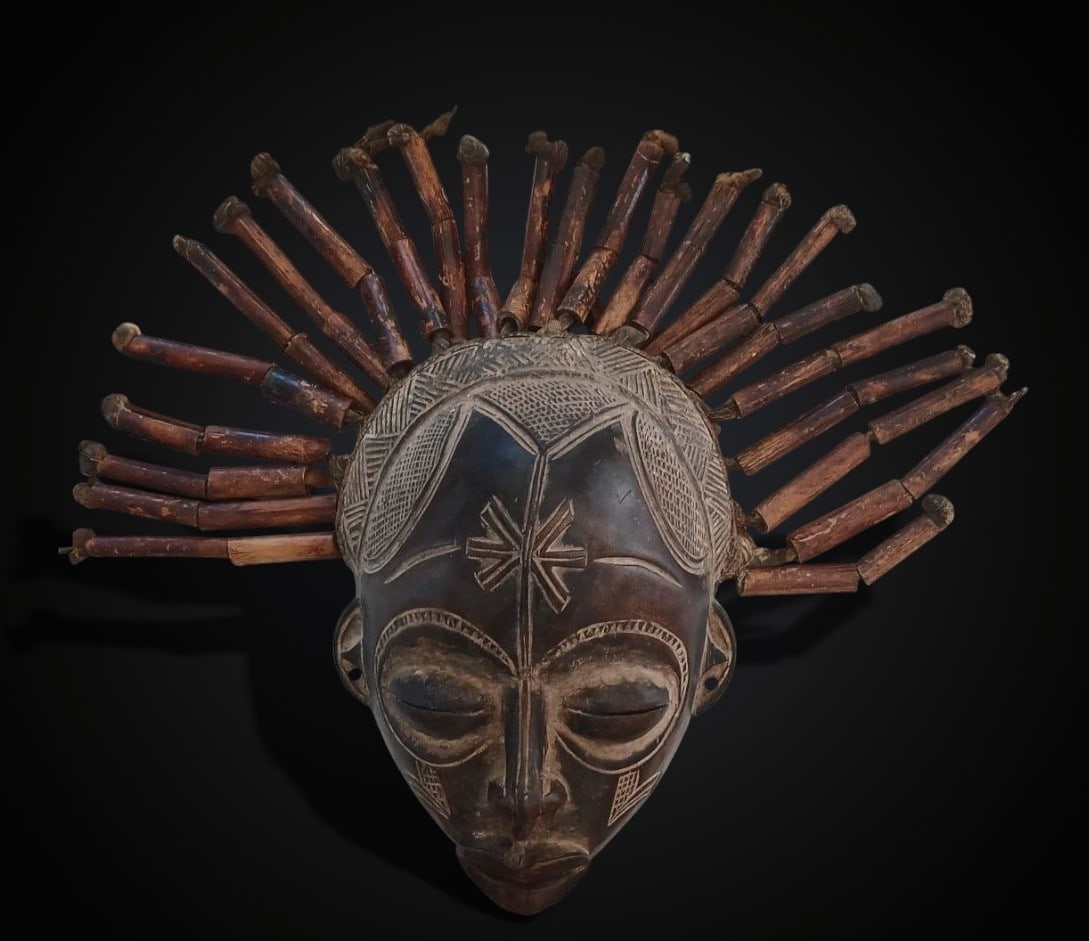 Ritual mask, Togo culture, 20th century: Carved wood. Large-format mask from the Togo culture, intended for ceremonial use. Dimensions: 45 × 55 cm. Lot in international warehouse (within the EU). Intra-EU shipping: no import duties apply wi