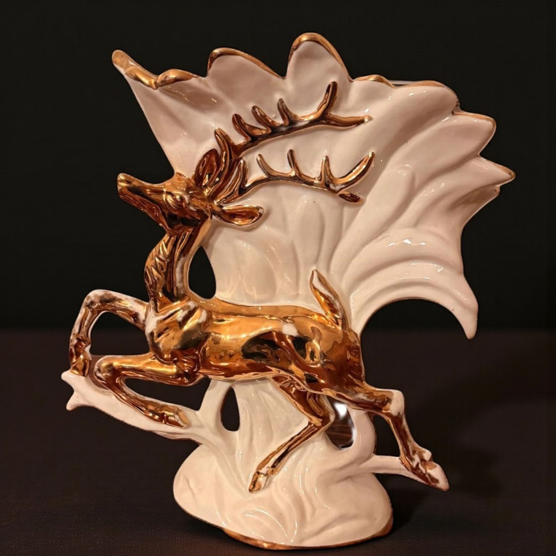 Ceramic vase in the shape of a deer, 20th century: Gilded ceramic piece, circa 1980, 30 × 25 × 15 cm. Sculptural vase in modeled ceramic, decorated with a figurative element in the form of a gilded deer, organically integrated into the composition.