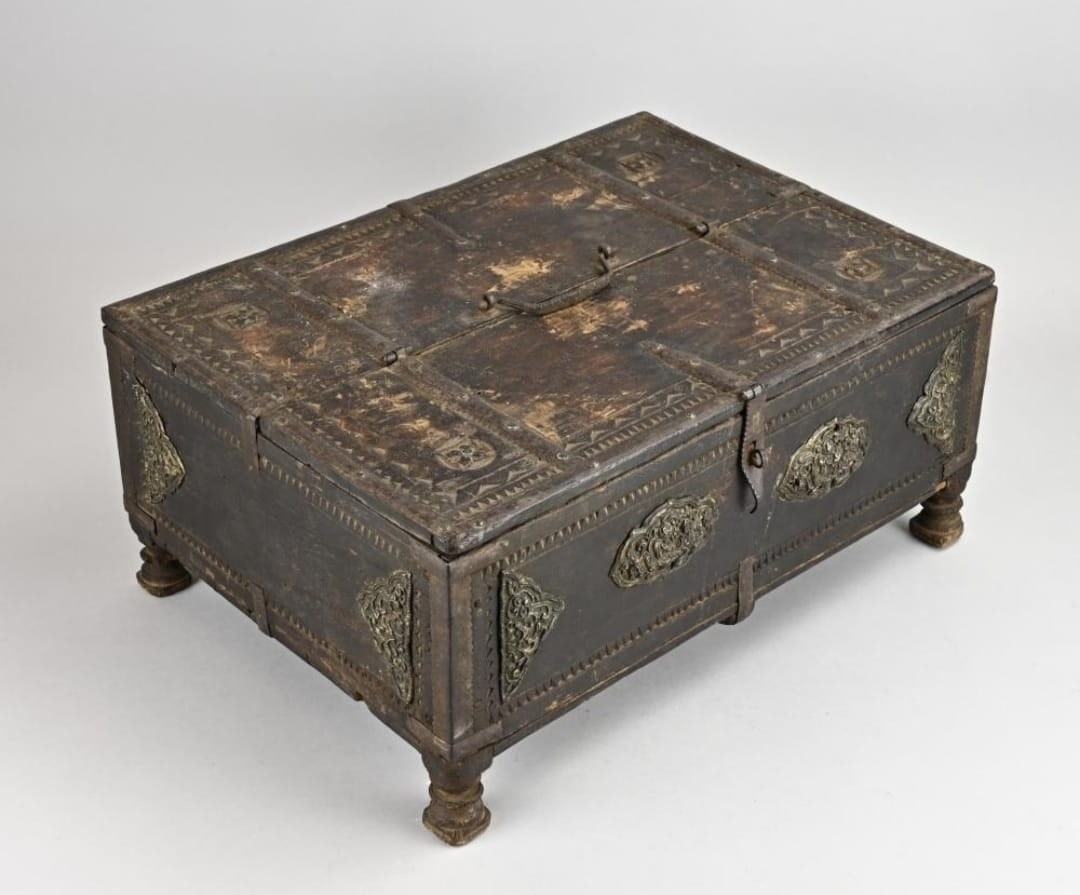 Ottoman wooden chest from the 18th century: 21x35x46cm