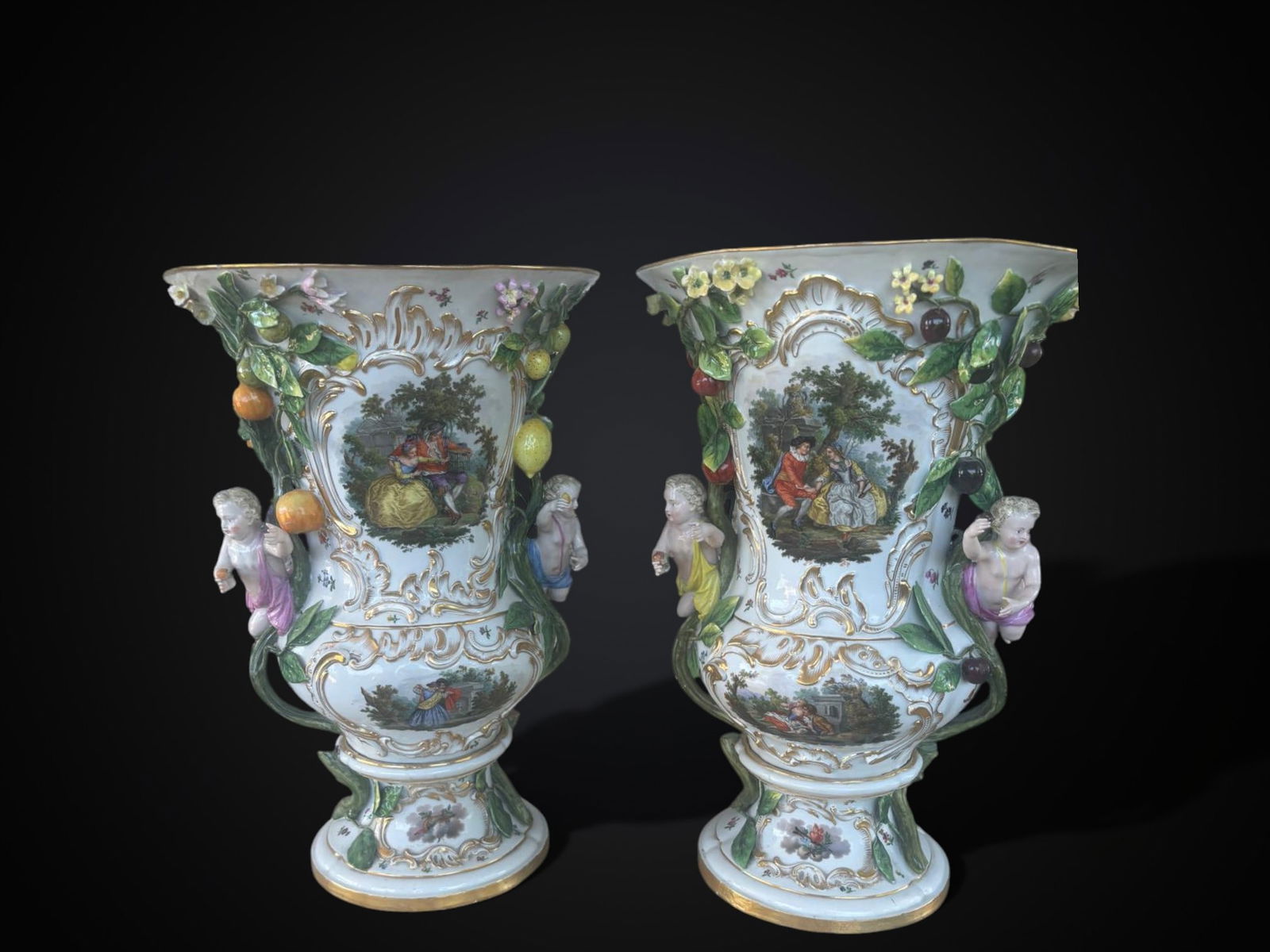 Important pair of 19th-century German Meissen porcelain vases: Made of glazed porcelain, in good condition.