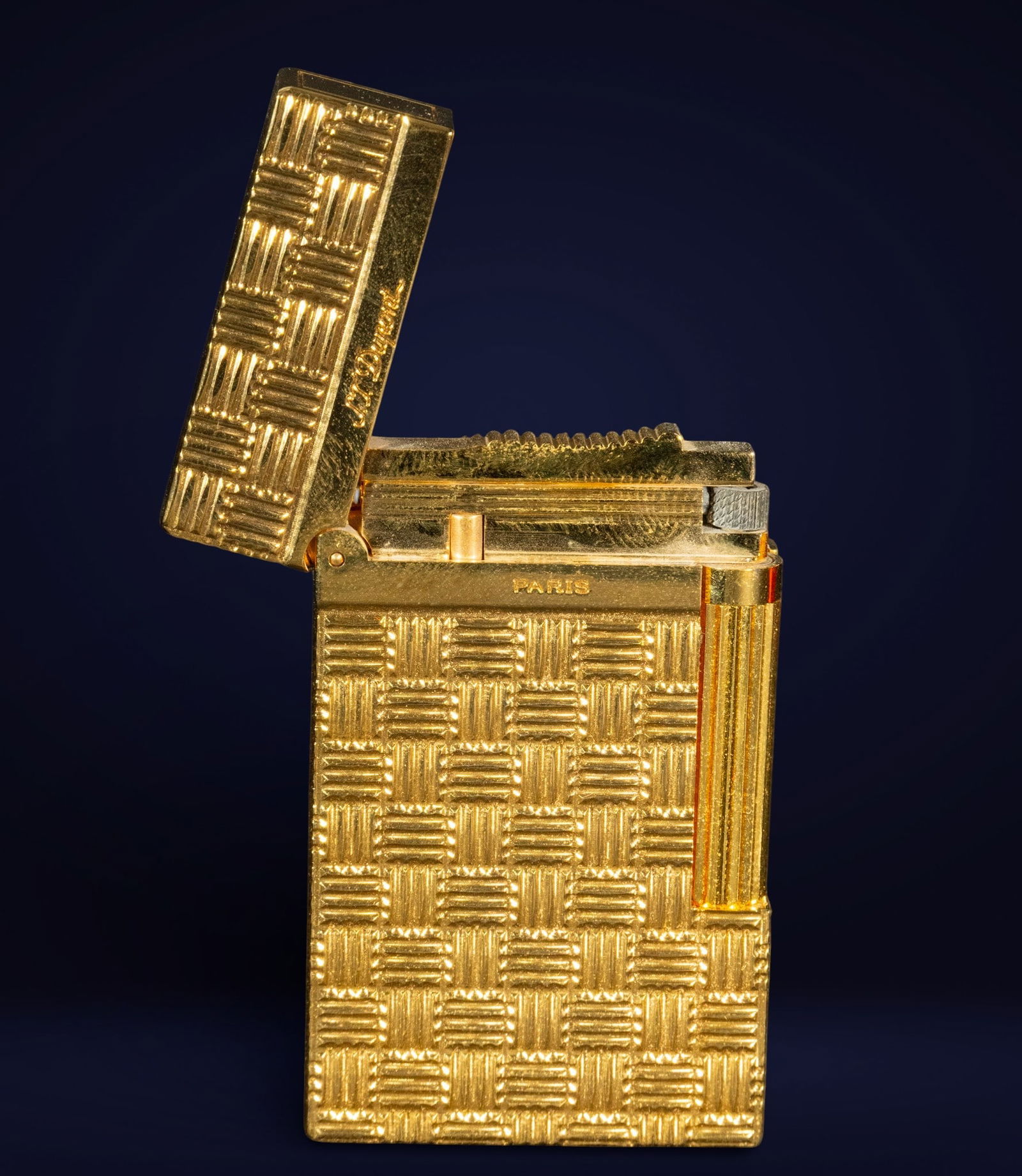 Elegant Dupont lighter with 20 micron gold plating (1 of 5)