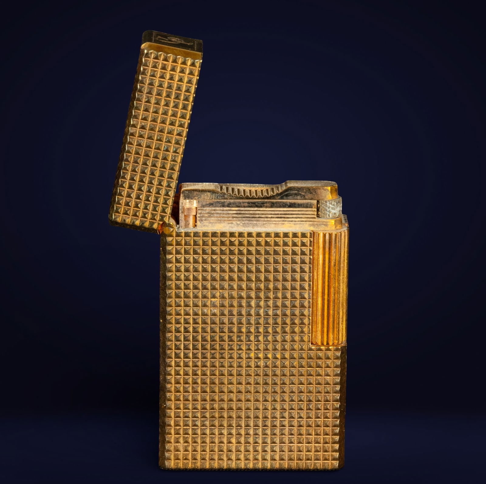 Elegant Dupont lighter with 20 micron gold plating (1 of 5)