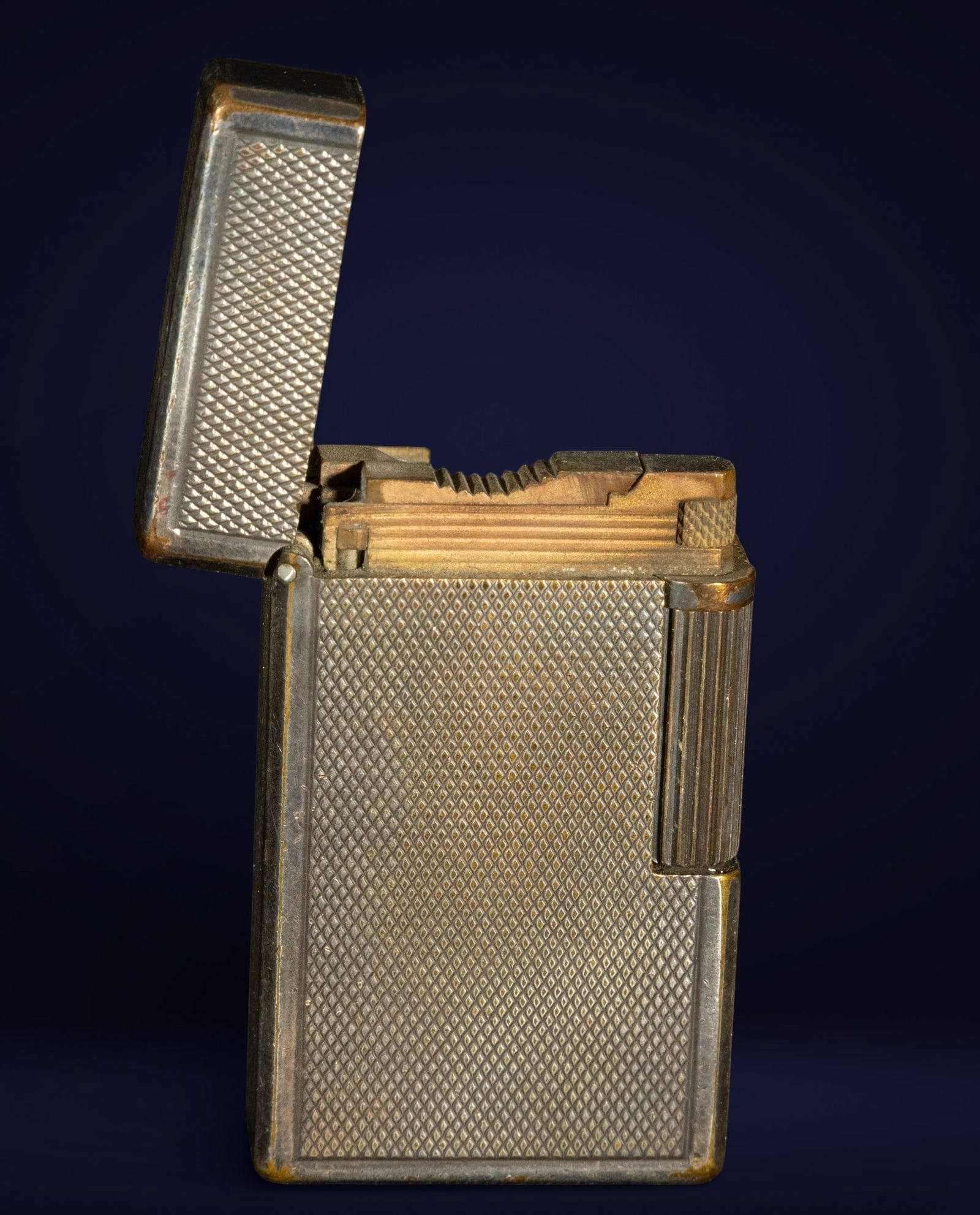 Elegant Dupont lighter in silver (1 of 5)