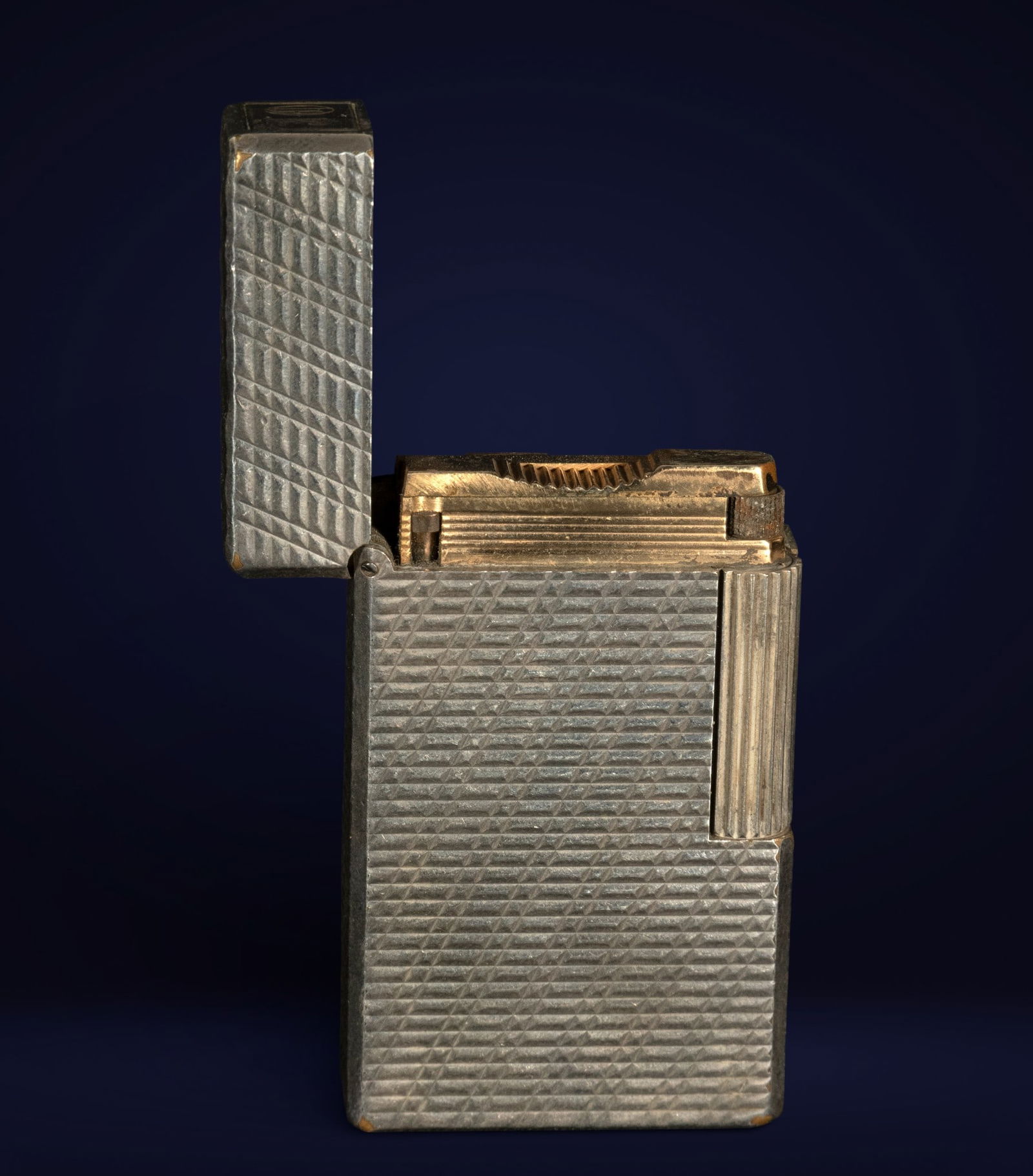 Elegant Dupont lighter in silver (1 of 5)