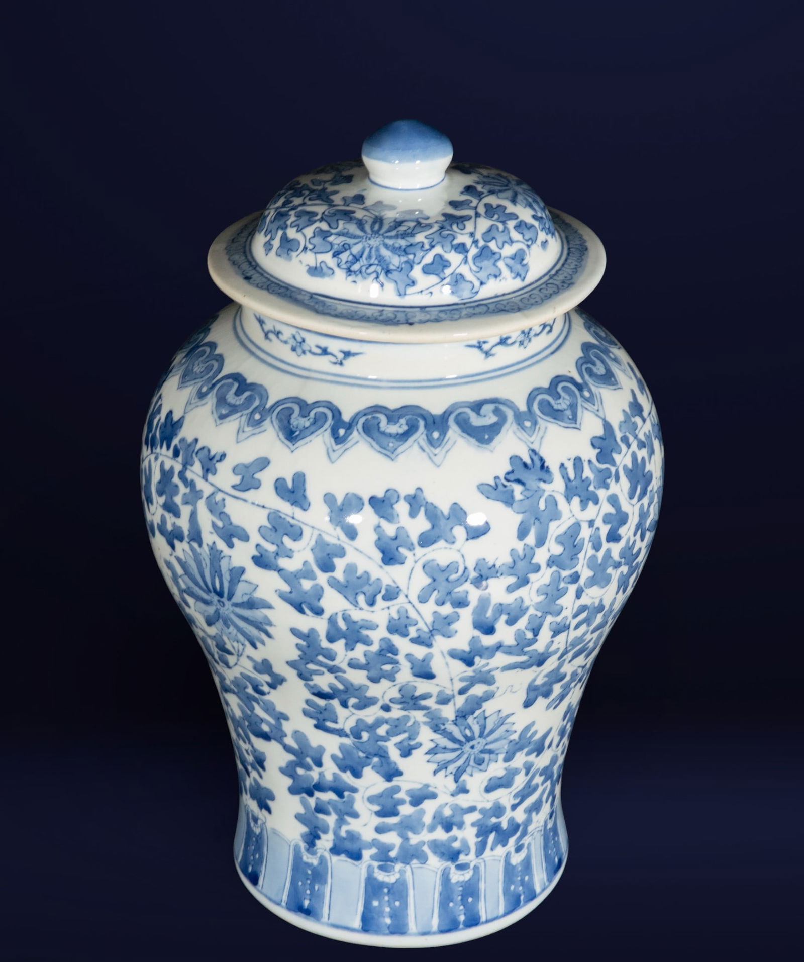 Vase with lid in blue and white Chinese porcelain. Chinese school. Late 19th century. (1 of 5)
