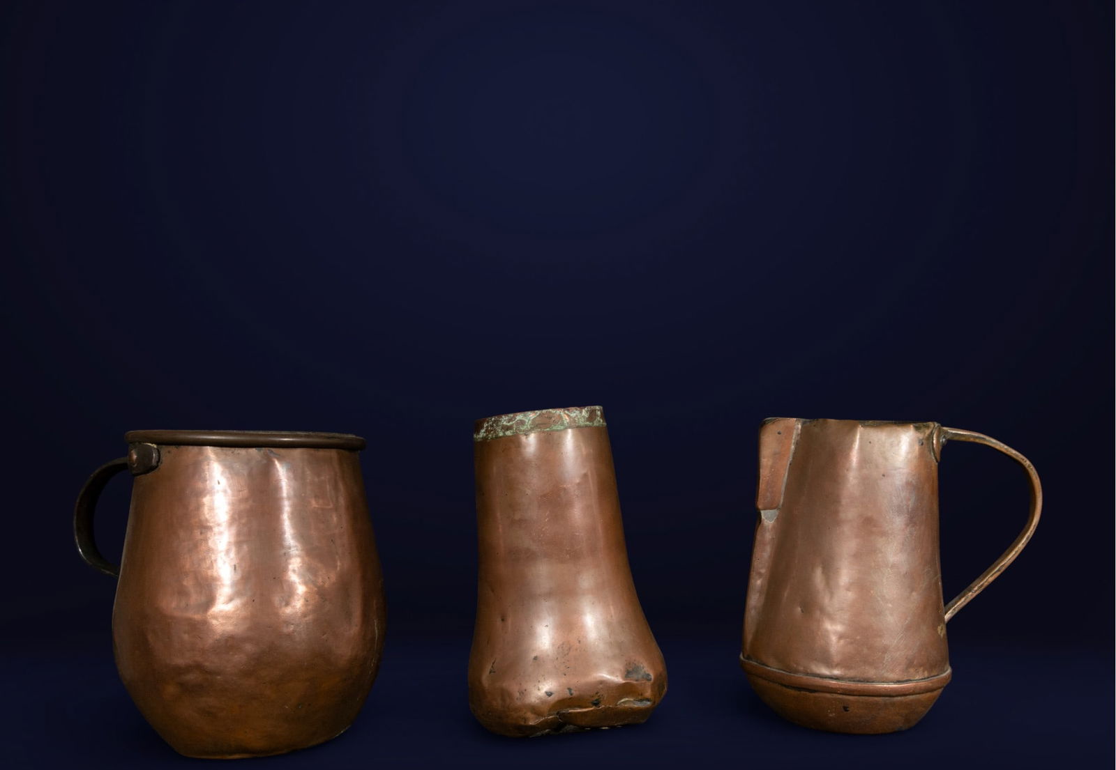 Three large copper chocolate pots. Spanish school. 17th century.: Set of three large chocolate pots made of hammered copper. An example of traditional 17th-century kitchenware with beautiful patinas of age. Dimensions: 23 x 23 x 16 cm, 21 x 18 x 10 cm.