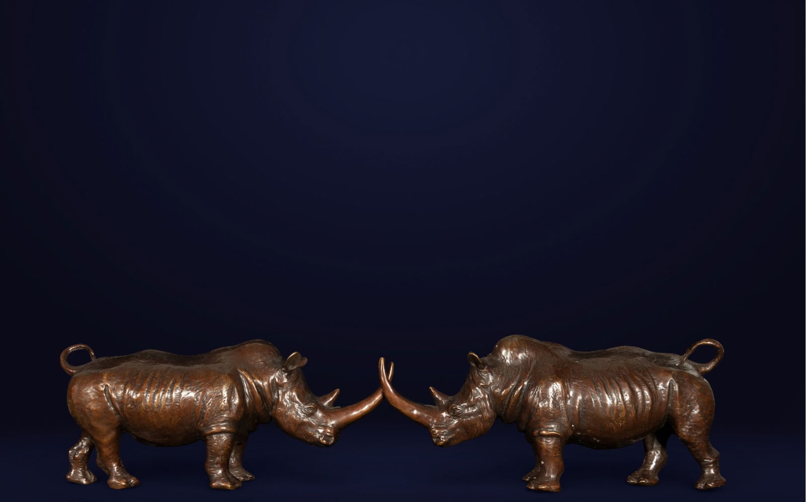 After Rembrandt Bugatti (Milan 1884- Paris 1916) Large Pair of Rhinoceroses in Patinated Bronze, Fra: Made of patinated bronze. Each one measures: 31 x 20 x 14cm
