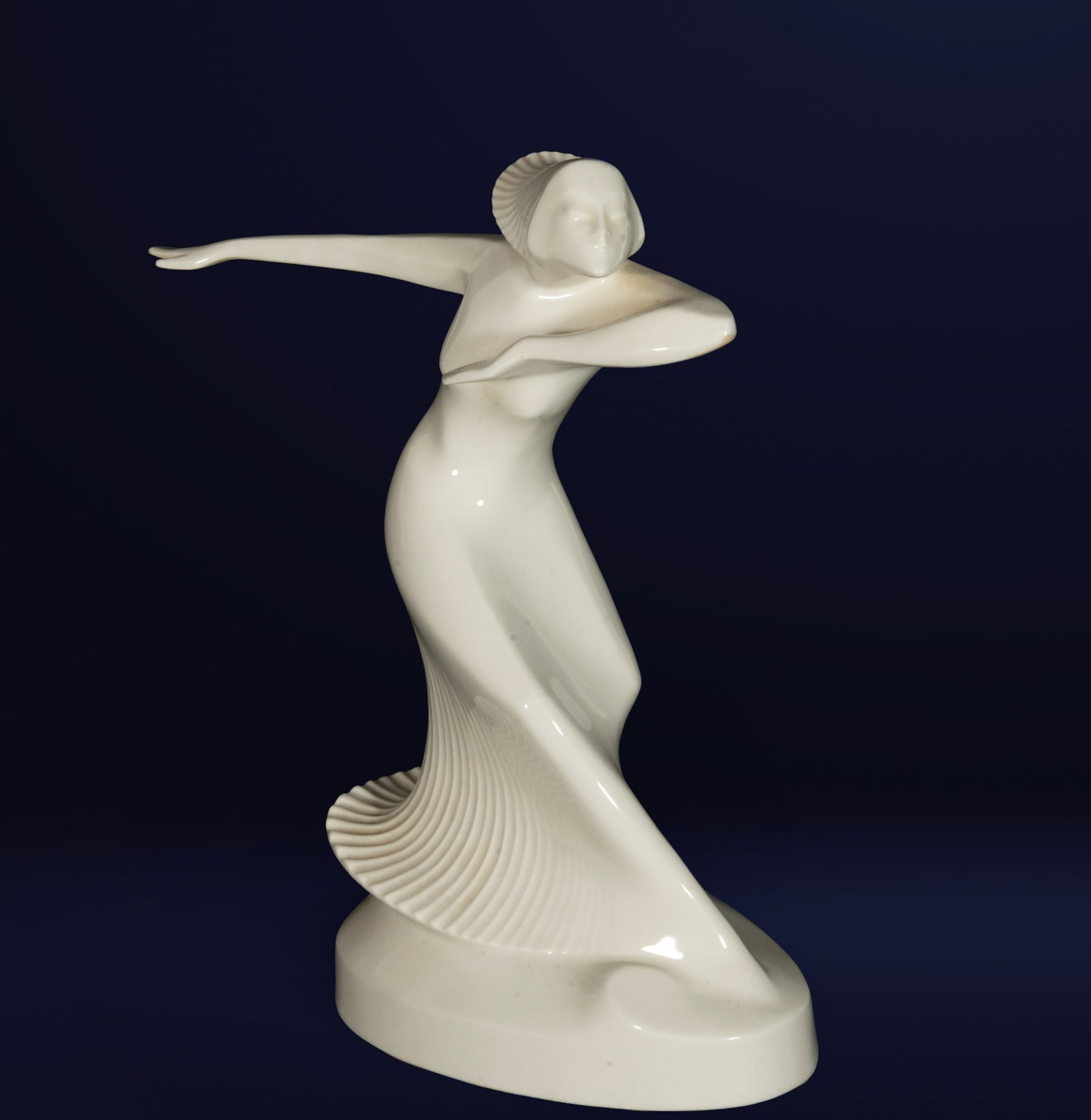 Hutschenreuther - Thomas Andrea - Gertrud Leistikow in LHS Bavaria Porcelain1930's: Porcelain, in perfect condition. Dimensions: 28 x 17 cm