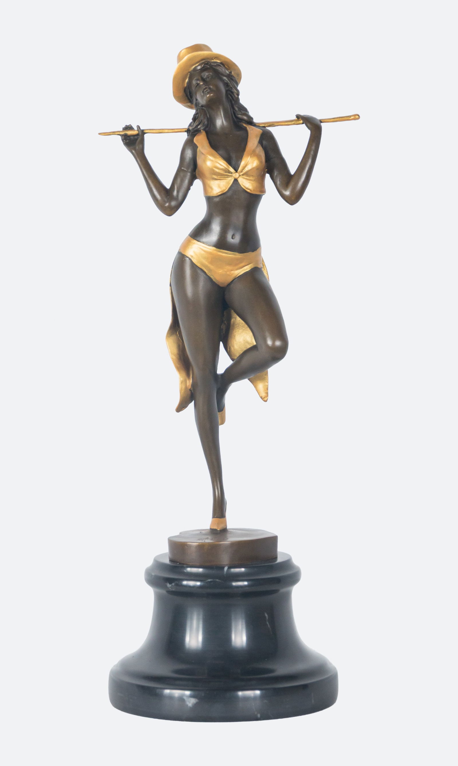 Art Deco Bronze - The Charleston Dancer - 20th Century: Patinated and gilded bronze on a black marble base. Dimensions: 36 x 14 x 12 cm. A modern-style female figure, depicted in a casual attitude, with a tilted hat and skimpy cabaret-inspired clothing. Th