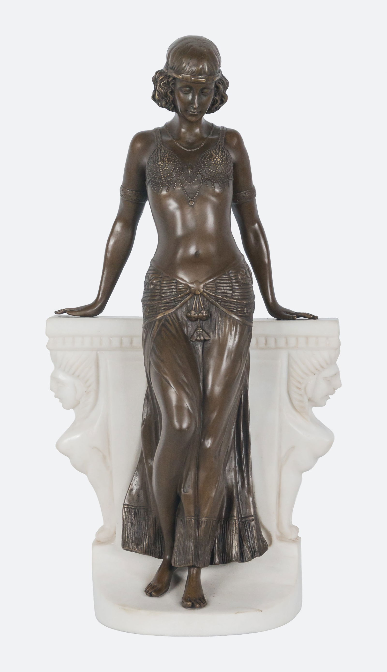 Odalisque. Signed Milo - Contemporary School. 20th Century: Patinated bronze on a white marble base. Dimensions: 52 x 25 x 16 cm. Standing female figure in a sensual pose and wearing oriental-inspired attire. The work conveys an exotic and refined aesthetic, l
