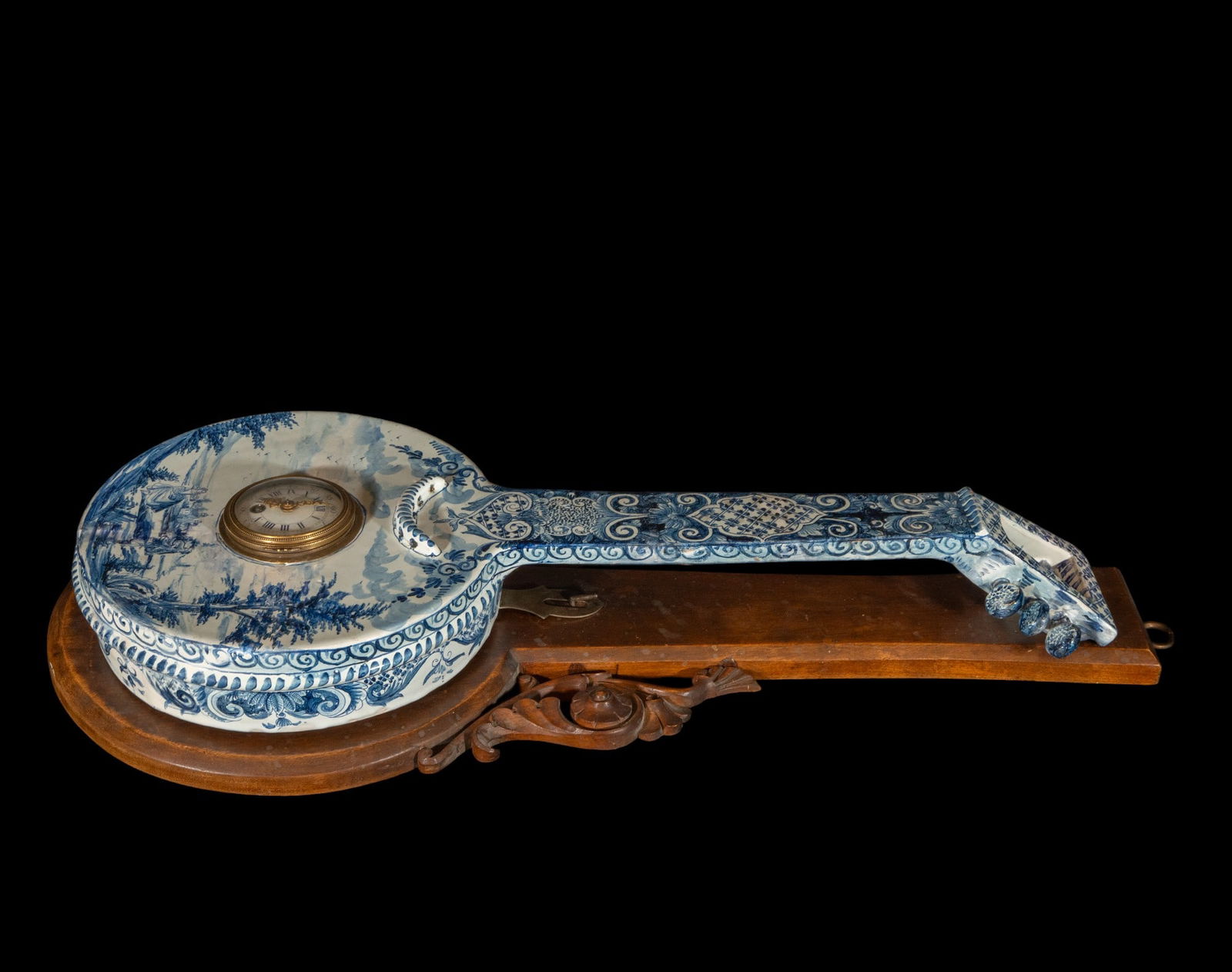 Porcelain Clock in the Shape of a Dutch Mandolin - Dutch School - 18th Century: A unique piece that merges the precision of clockmaking with the artisanal craftsmanship of Delft porcelain, characteristic of the Netherlands in the 18th century. At the top of a decorative mandolin,