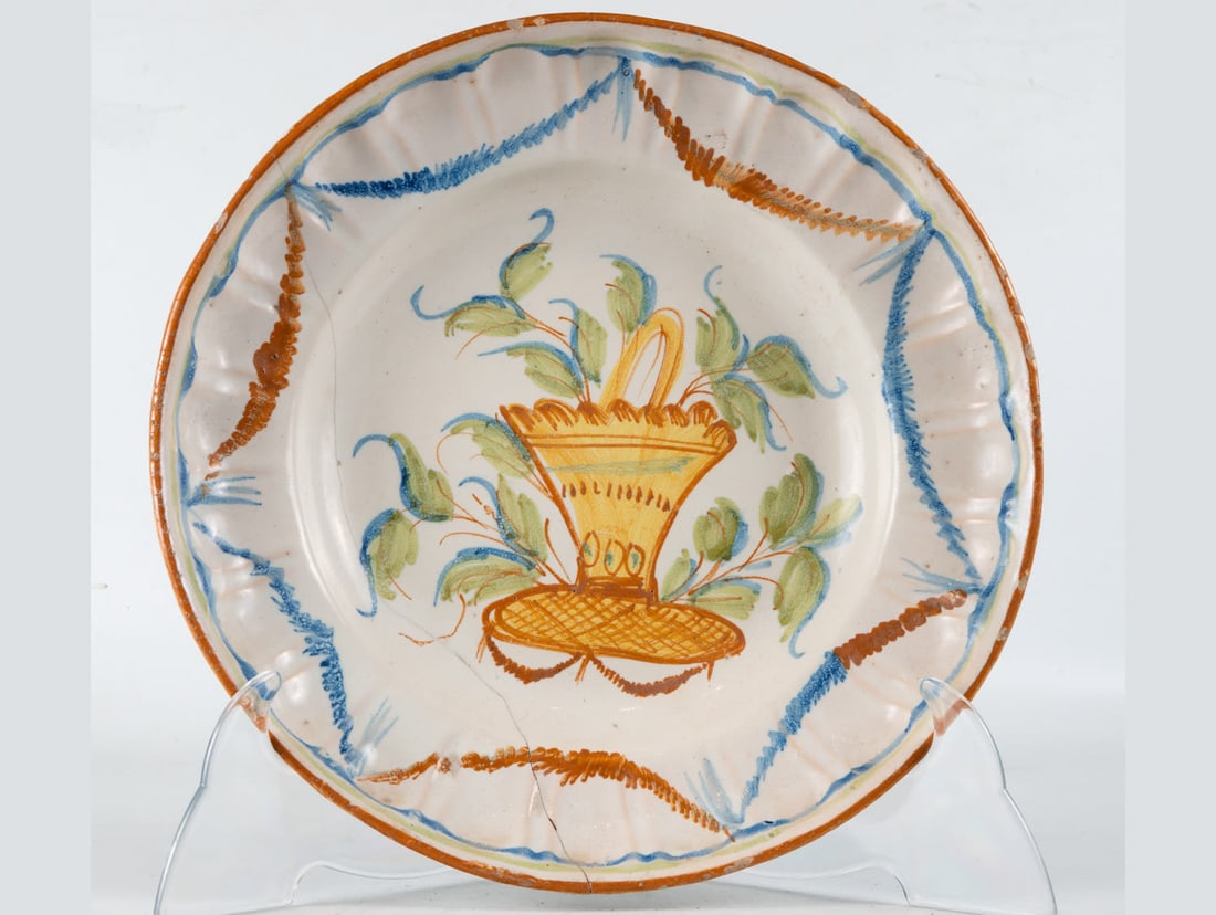 Ceramic plate from Manises, 20th century: Measures 4 x 30 x 30 cm