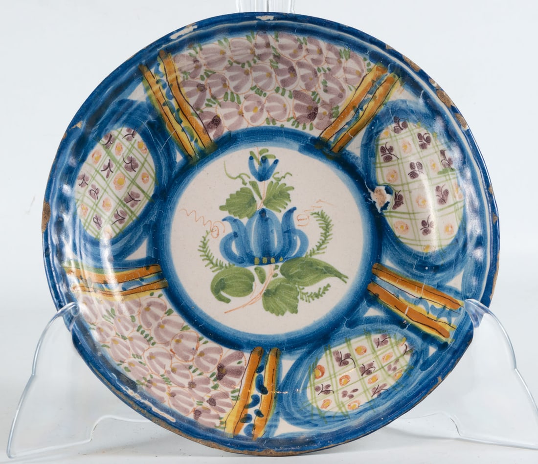 Ceramic plate from Manises, 20th century: Measures 4 x 30 x 30 cm