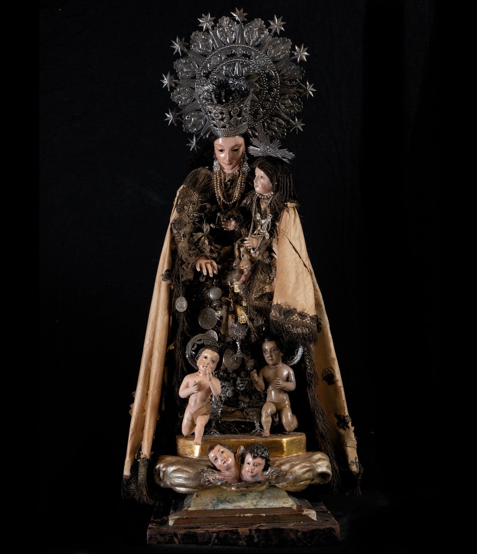 Large Virgin of the Helpless, Valencian school of the eighteenth century: With silver crowns, silk dress with silver thread embroidery and natural hair. Measurements: 69 x 29 x 29. Measurements with crown: 87 x 29 x 29 cm
