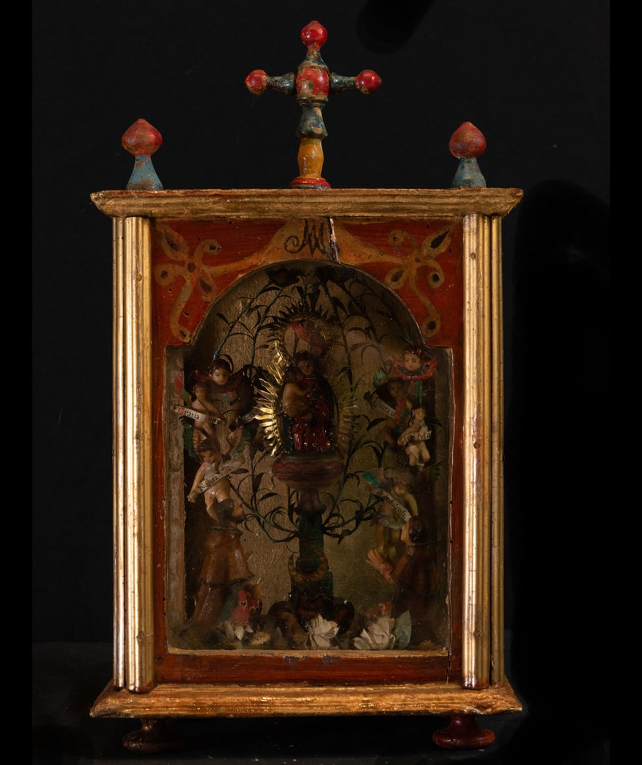 Unusual colonial ensemble of Urn with Virgin of Pilar and Parsonnages in wax, Mexican colonial work: Measurements: 47 x 26 x 17 cm
