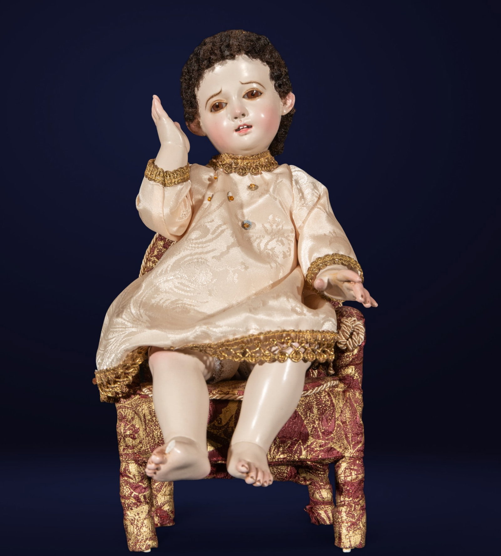 Important Holy Child of colonial Mexico or Guatemala enthroned, 18th century: Measurements: 32 cm x 17 cm x 19 cm