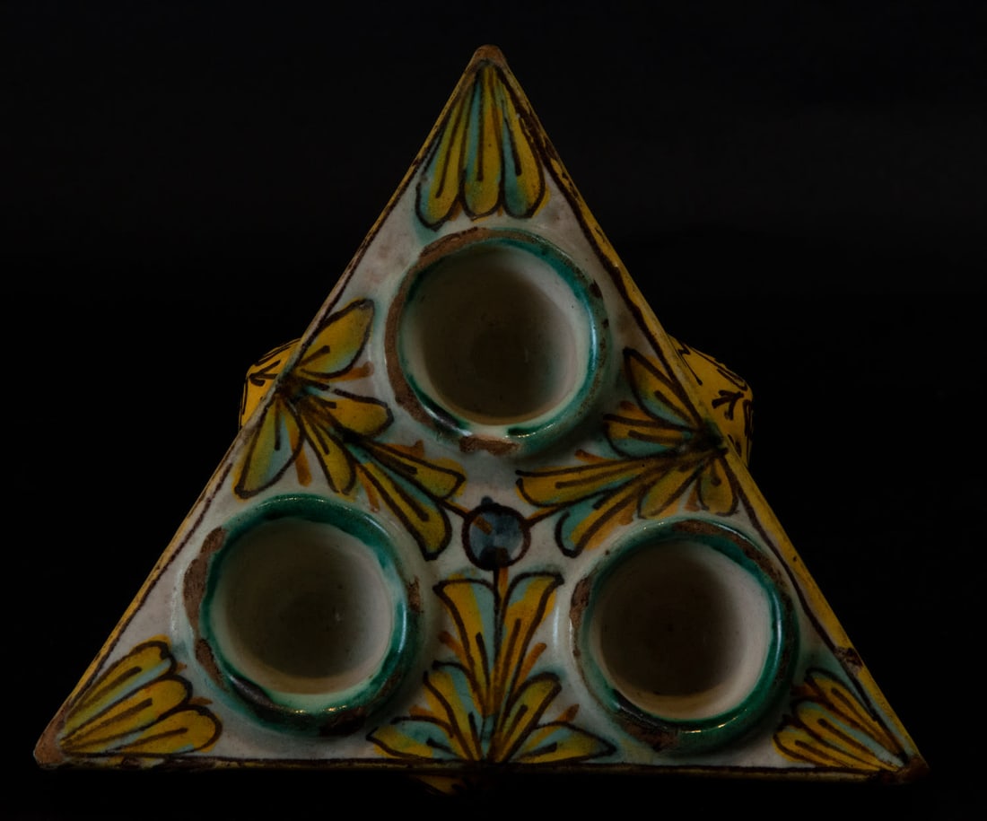 Important Spice container or salt cellar in Egg Holder shape, with Caryatid motifs, 17th century: Measurements: 5 x 16 x 16 cm