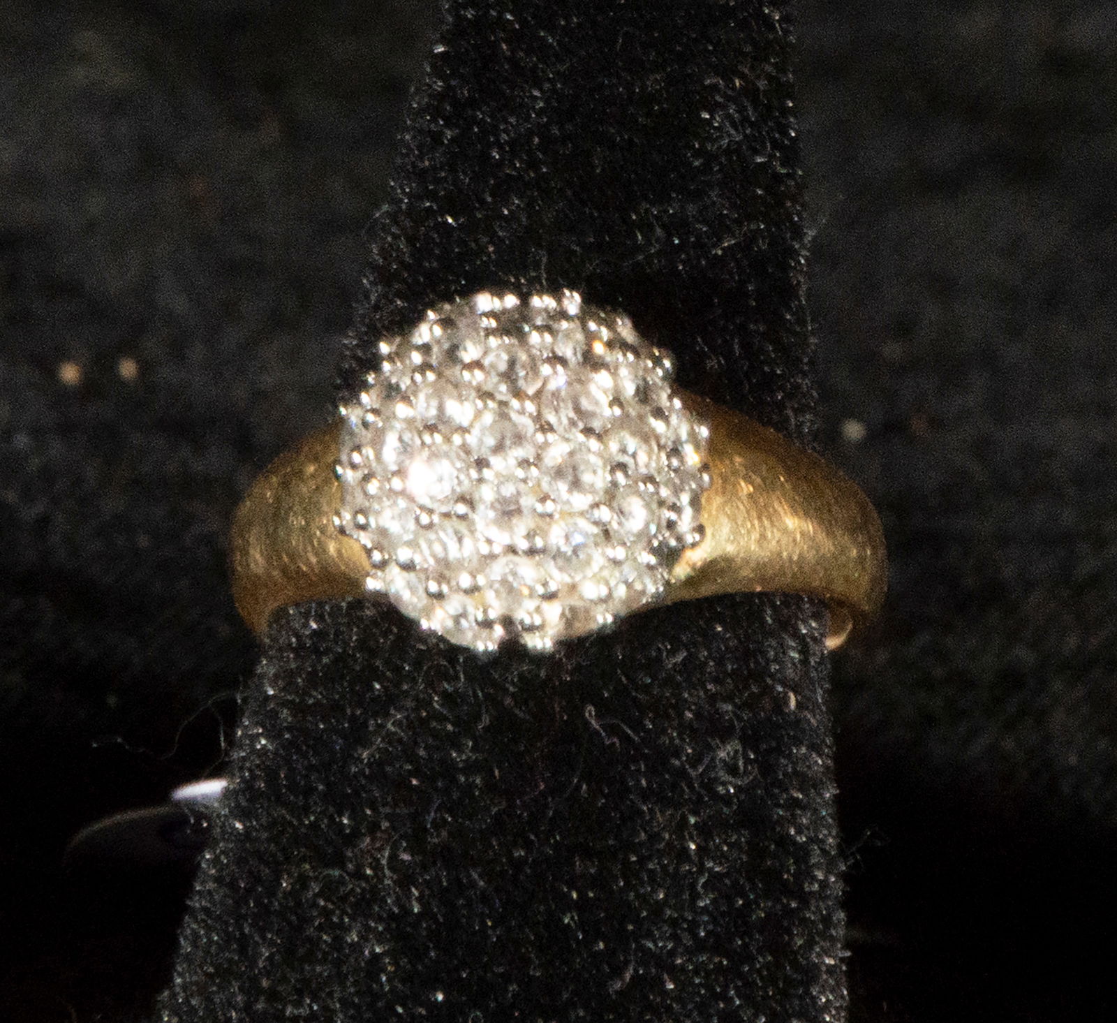 Diamond rosette ring. 18k yellow gold.: Ring crafted in 18-karat yellow gold, featuring a central rosette composed of brilliant-cut diamonds. The design evokes the timeless classicism of fine jewelry, offering a balance between luminosity a