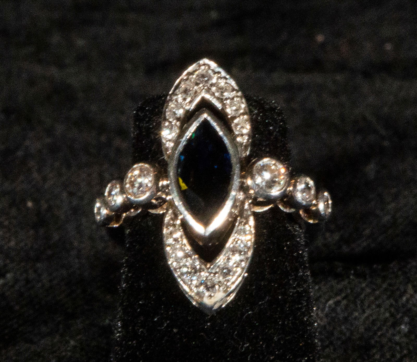 18k white gold shuttlecock ring decorated with a central sapphire and brilliant-cut diamonds (1 of 4)