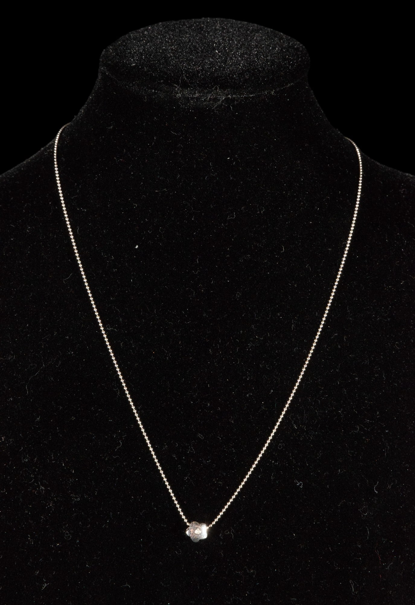 18k white gold flower design pendant with small brilliant-cut diamond: 18 carats