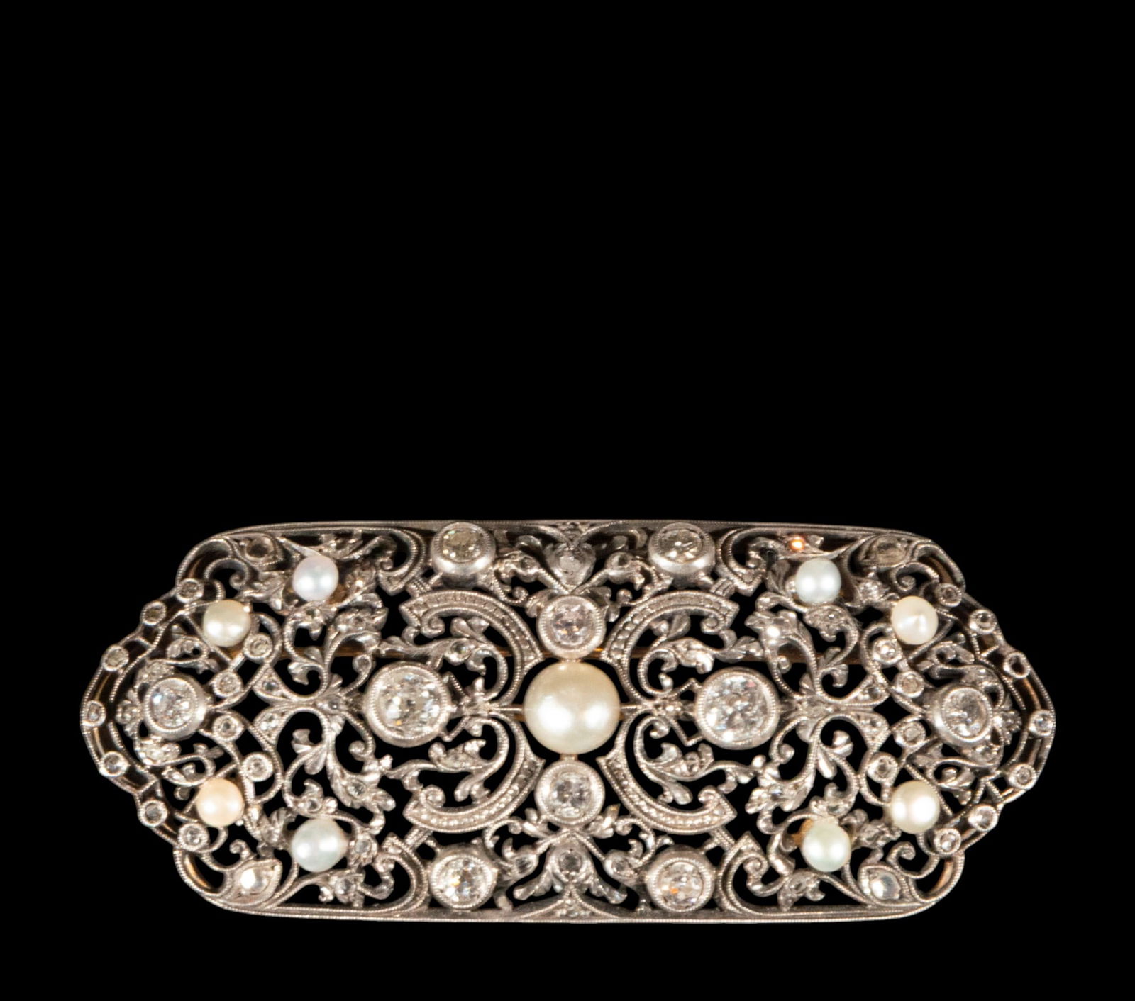 Antique brooch in 18k yellow gold decorated with old-cut diamonds and fine pearls (1 of 4)