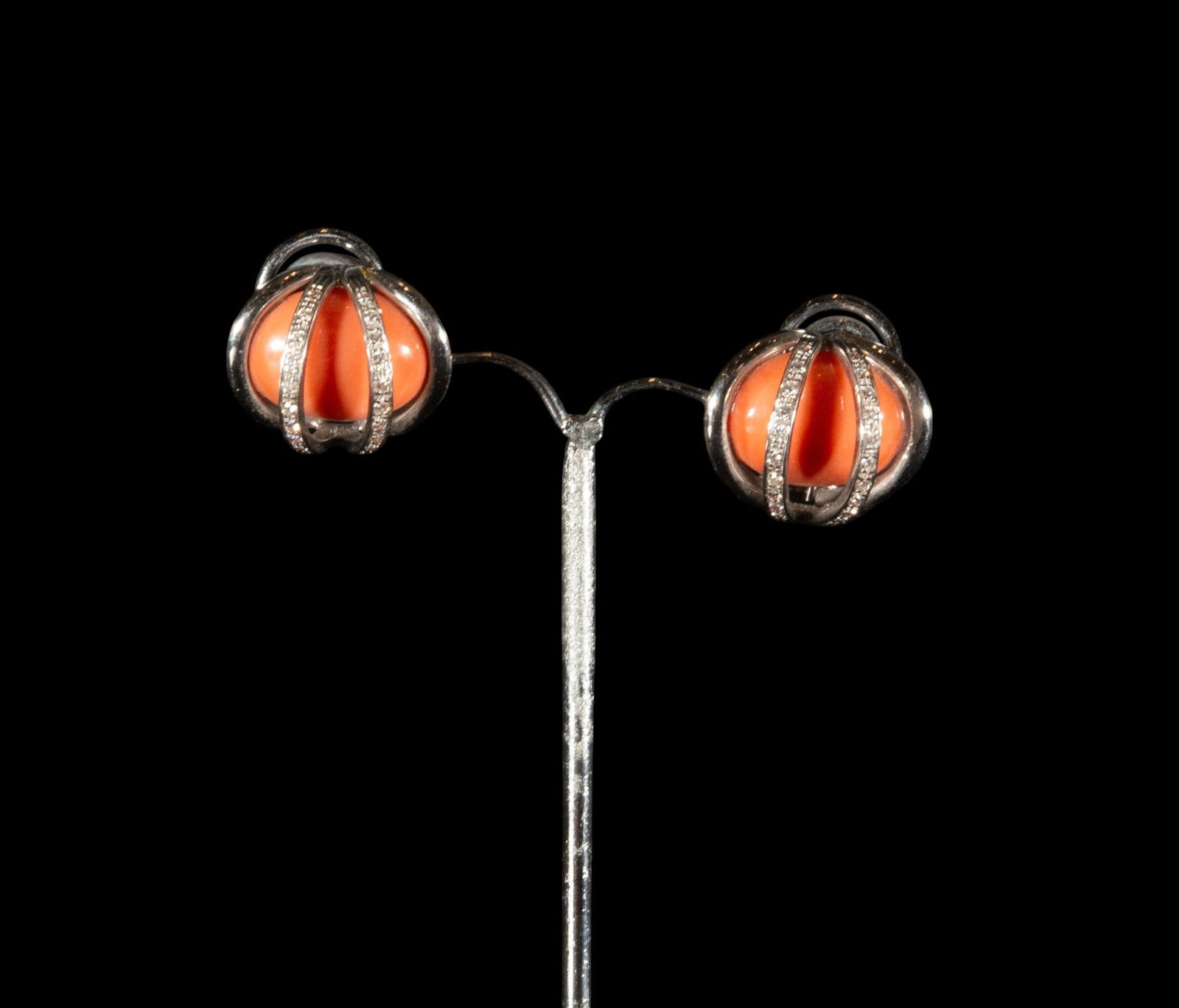 18k white gold earrings with coral cabochon and brilliant-cut diamonds: Weight: 13.85 g | 18 carats