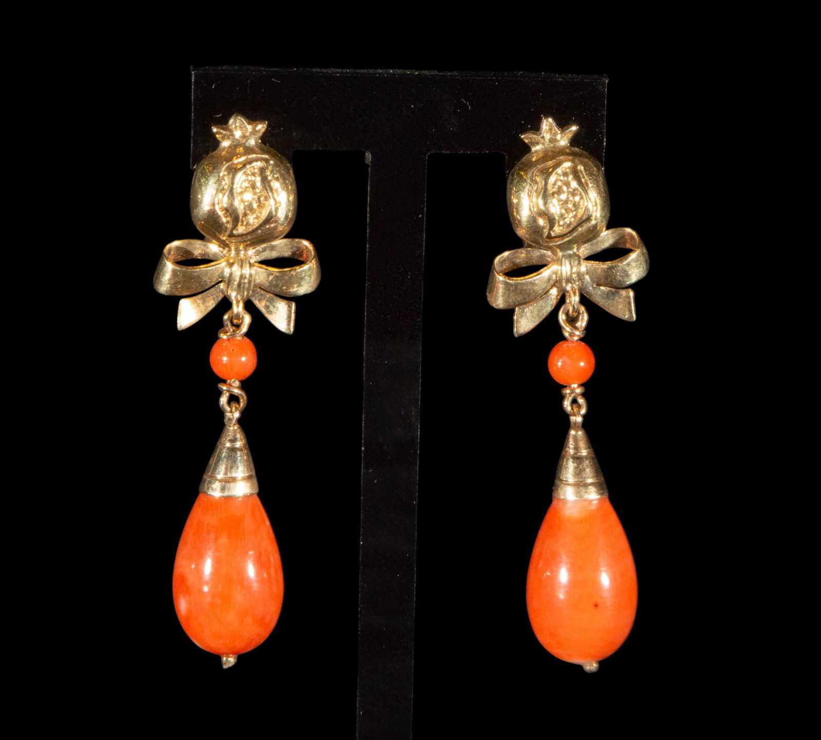 Long earrings in 18k yellow gold with a pomegranate and coral teardrop design € (1 of 3)