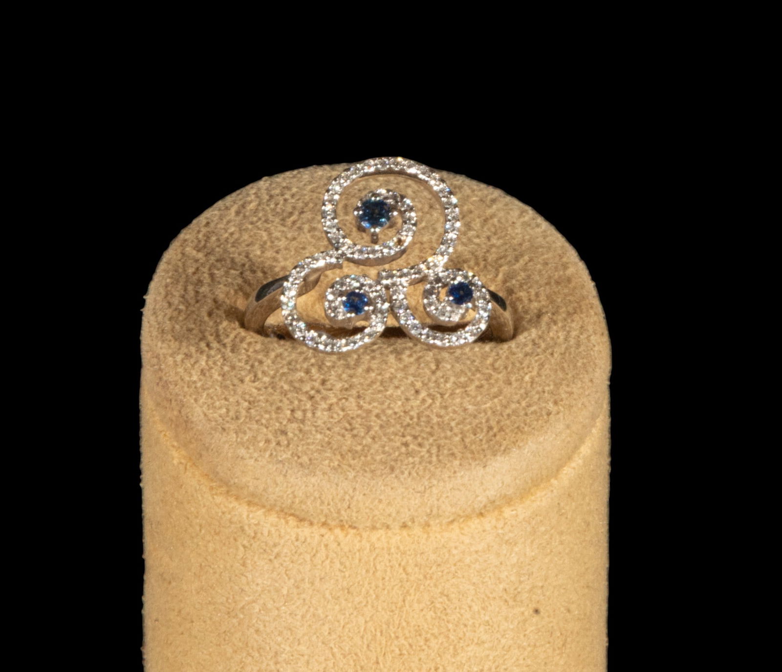 Infinity design ring in 18k white gold decorated with sapphires and brilliant-cut diamonds: Weight: 3.98 g | 18 carats