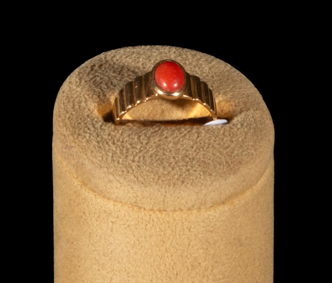Yellow gold ring with a striated design and coral cabochon (1 of 3)