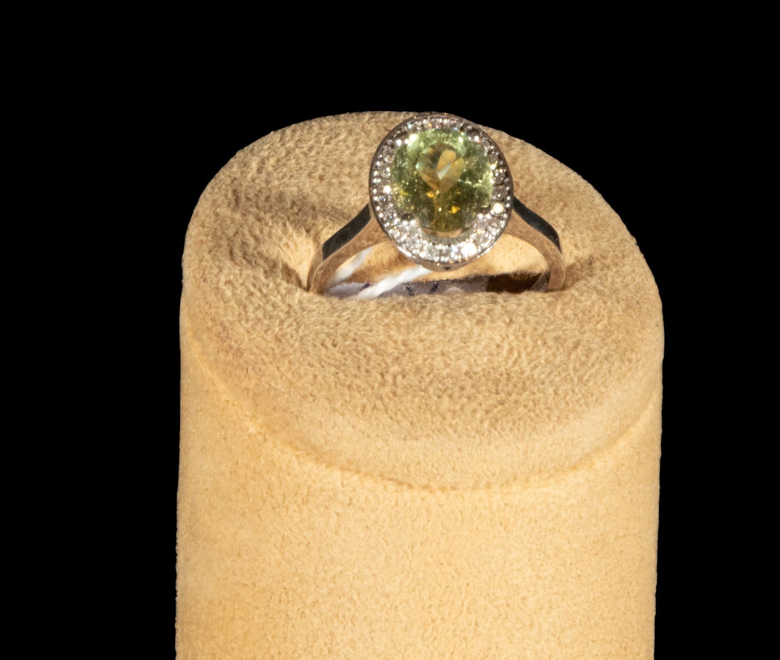 18k white gold ring with oval-cut peridot surrounded by brilliant-cut diamonds (1 of 3)