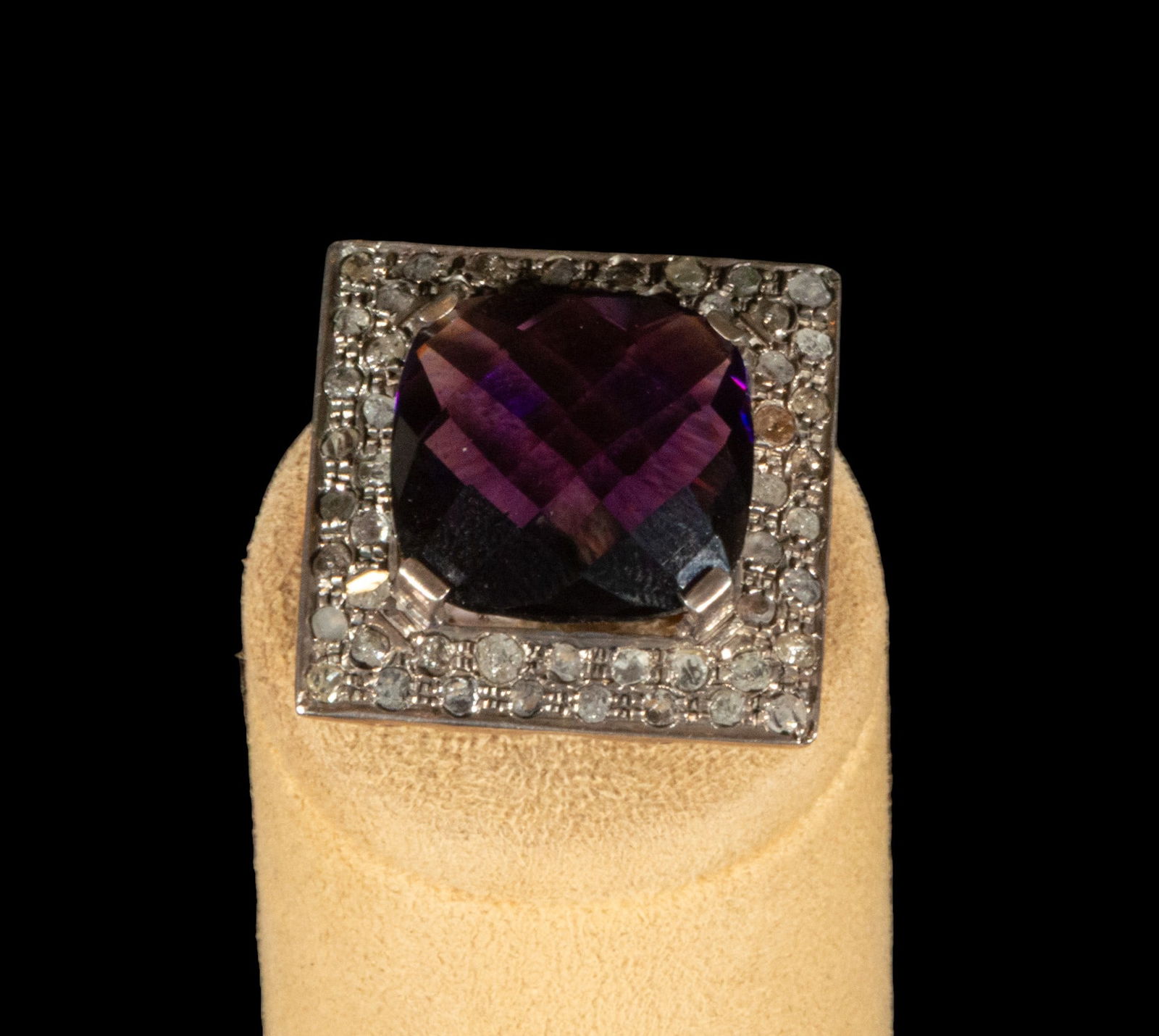 Amethyst ring in 9k gold with a silver front. A faceted amethyst in the center, a hallmark-cut (1 of 3)